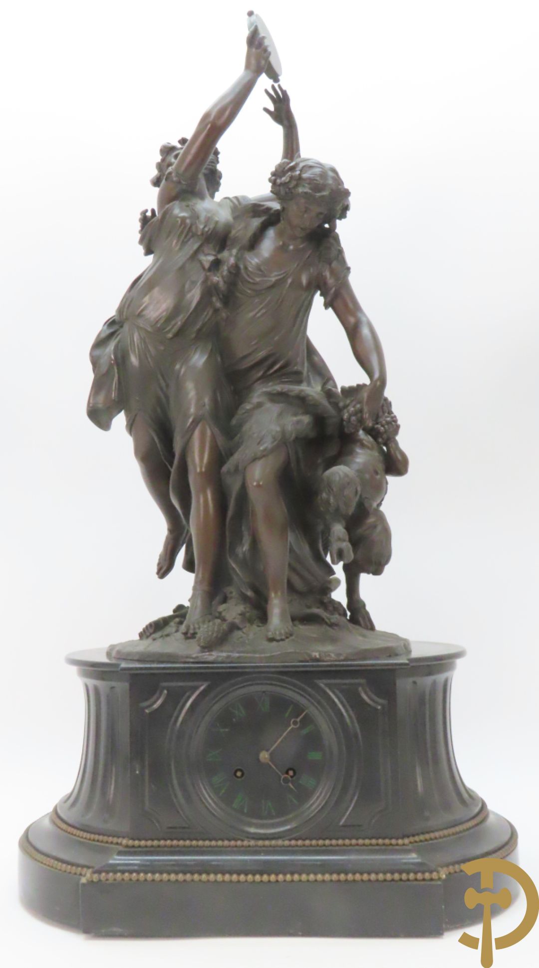 CLODION getekend - Paar elegante bronzen dames met tambour en fruit, geflankeerde door jonge faune, op marmeren klokstel - opgebouwd als garnituur met 2 kandelaars met bronzen kindjes dragende een toorts met bloemen en kaarsen