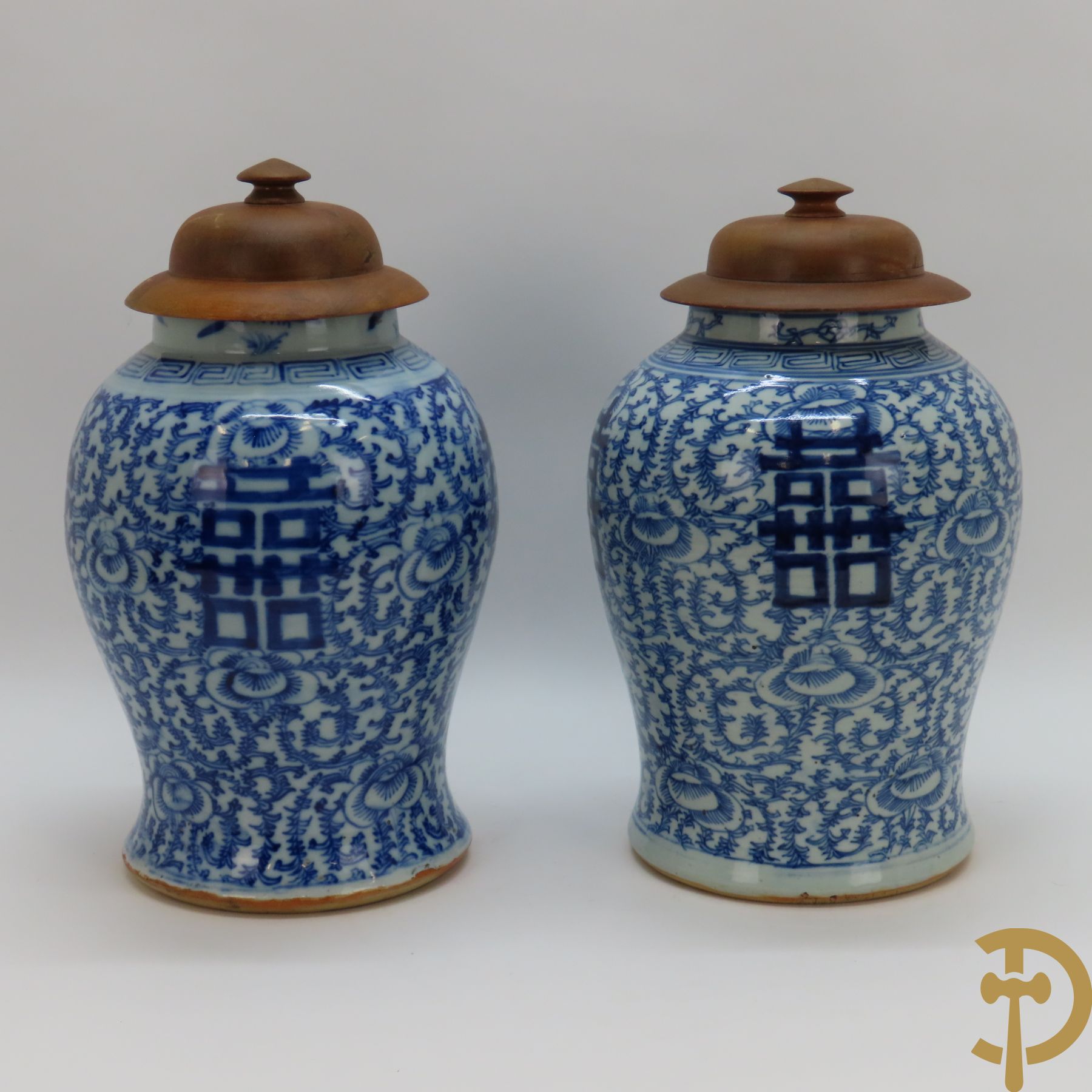Paar Chinese porseleinen dekselpotiches met bloemen-, accanthusranken en Chinese tekens in blauw/wit decor met houten deksels