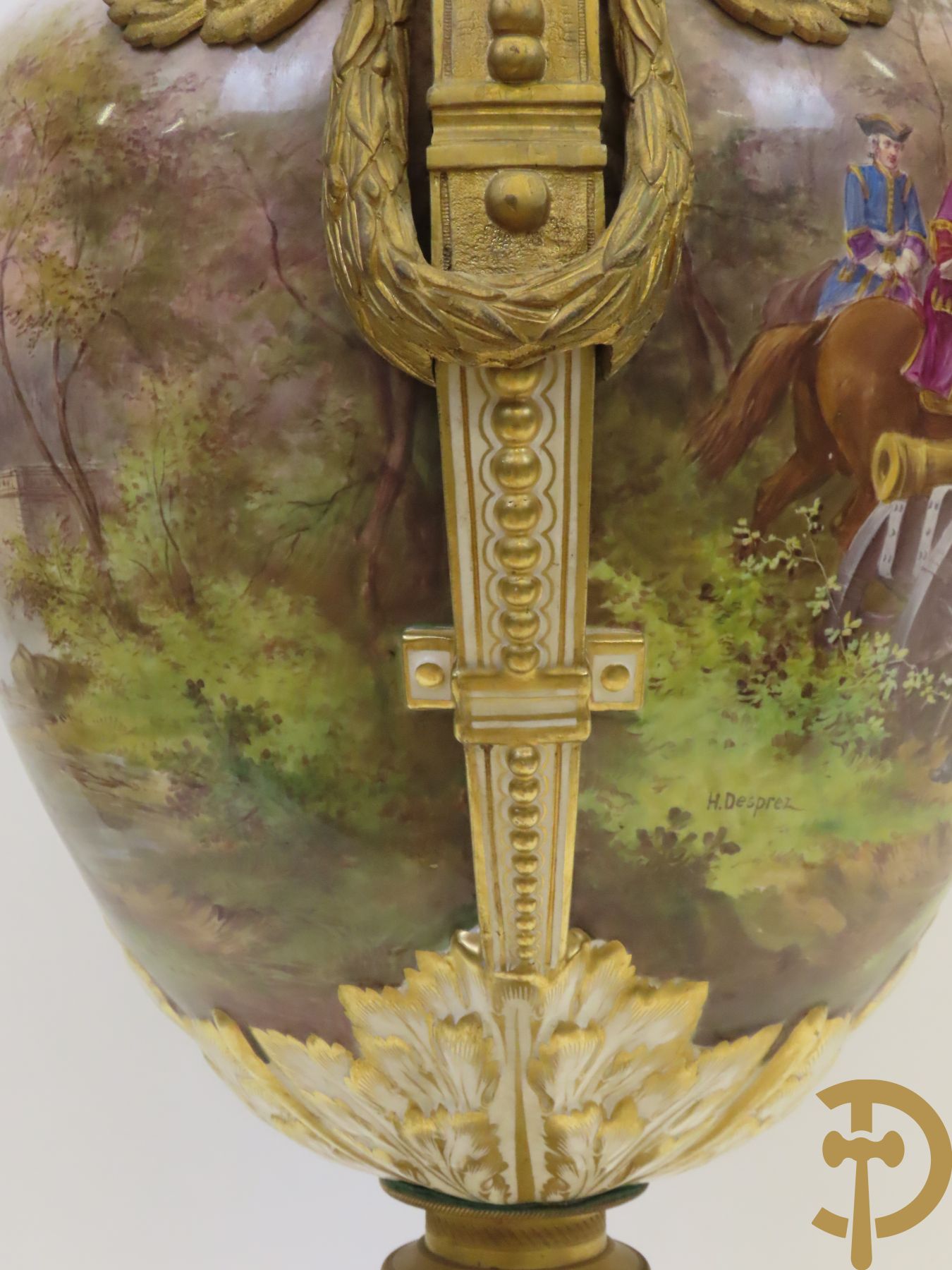 Grote porseleinen Sèvres vaas met dubbel decor van cavalerie, slagveldtaferelen en zicht op kasteel, DESPREZ H. getekend in het decor - bovenaan met verguld decor en zijdelings met bronzen oren en accanthusranken - deksel met Sèvres merkteken - op vierkante bronzen sokkel met klauwepoten