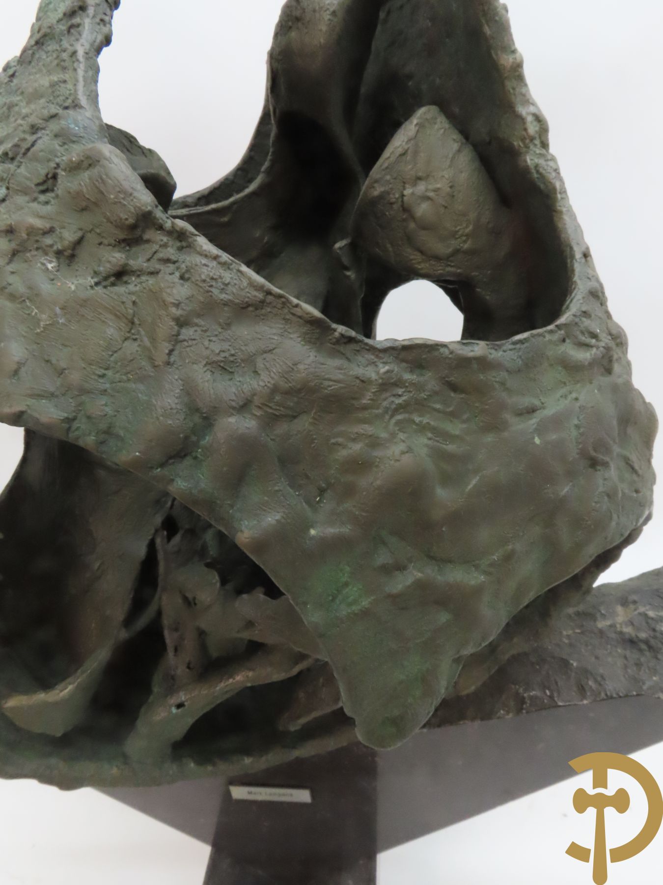 LAMPENS Mark getekend op arduinene sokkel - Kegelvormige bronssculptuur met grillig rolwerk