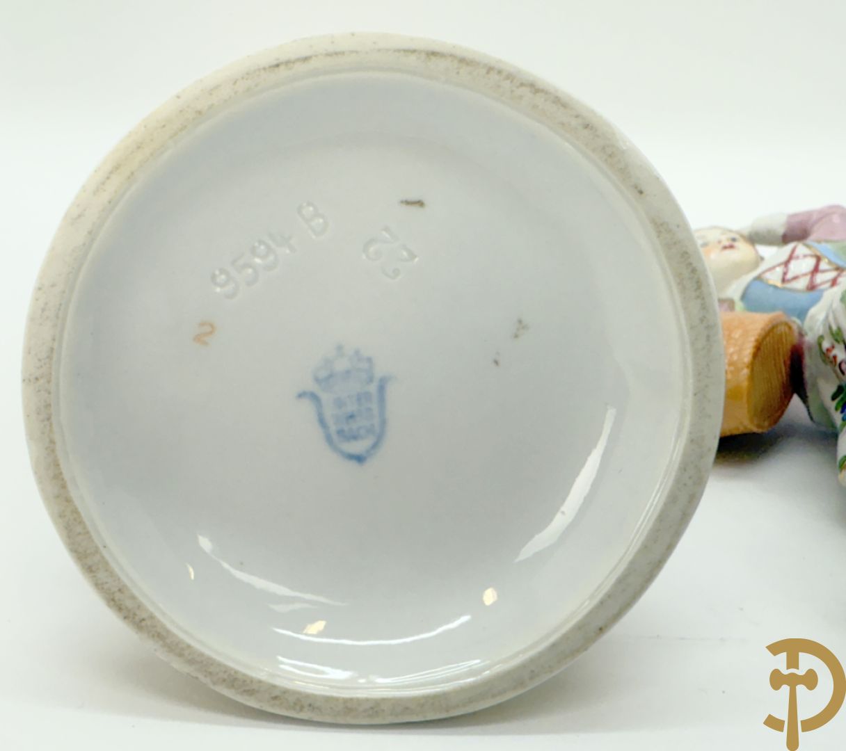 Vijf porseleinen lieftallige figuren, Unterweisbach en Sax + 2 porseleinen consooltjes met rocailles