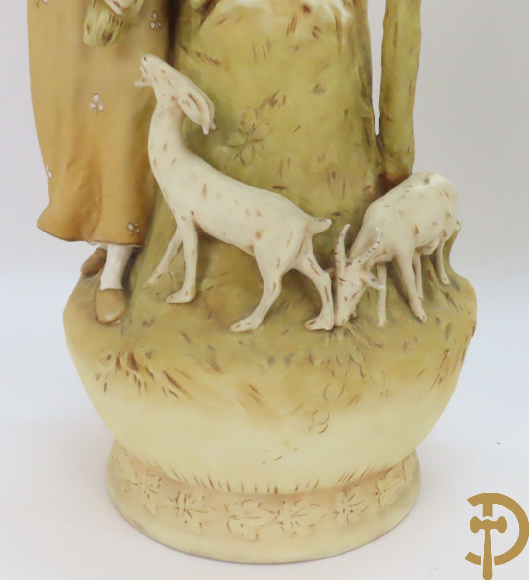 Paar Royal Dux vazen met herderpaar, gemerkt onderaan