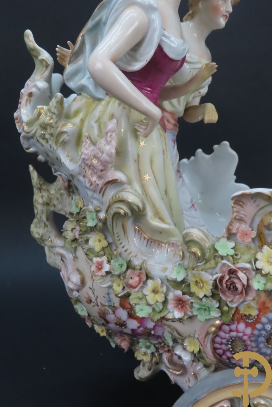 Meerkleurige porseleinen sierwagen slede met 3 dames voortgetrokken door 3 honden, onderaan gemerkt