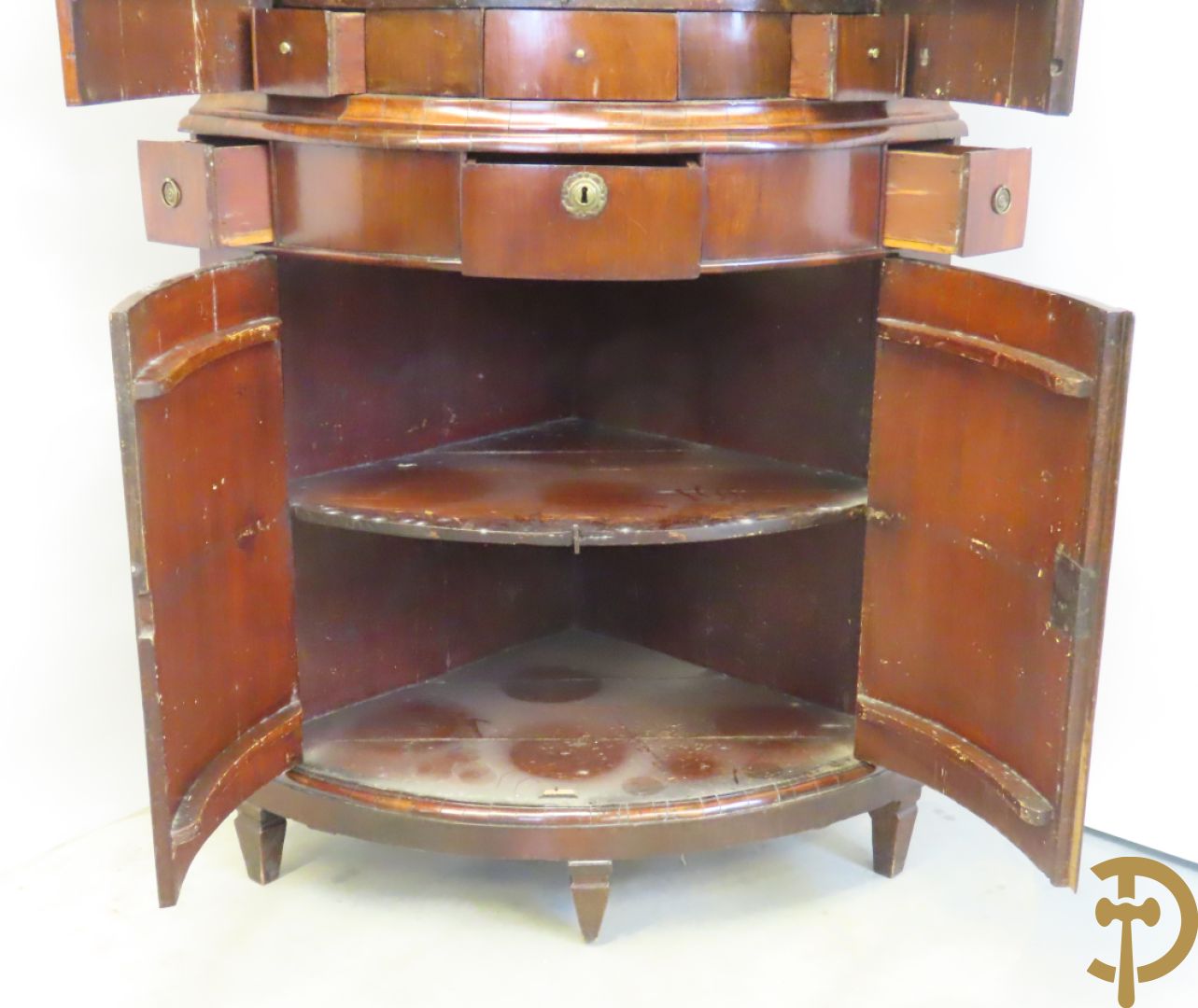 Mahoniehouten hoekkast met gebogen deuren - bovenaan met fronton en Louis XVI motieven, laat 18e