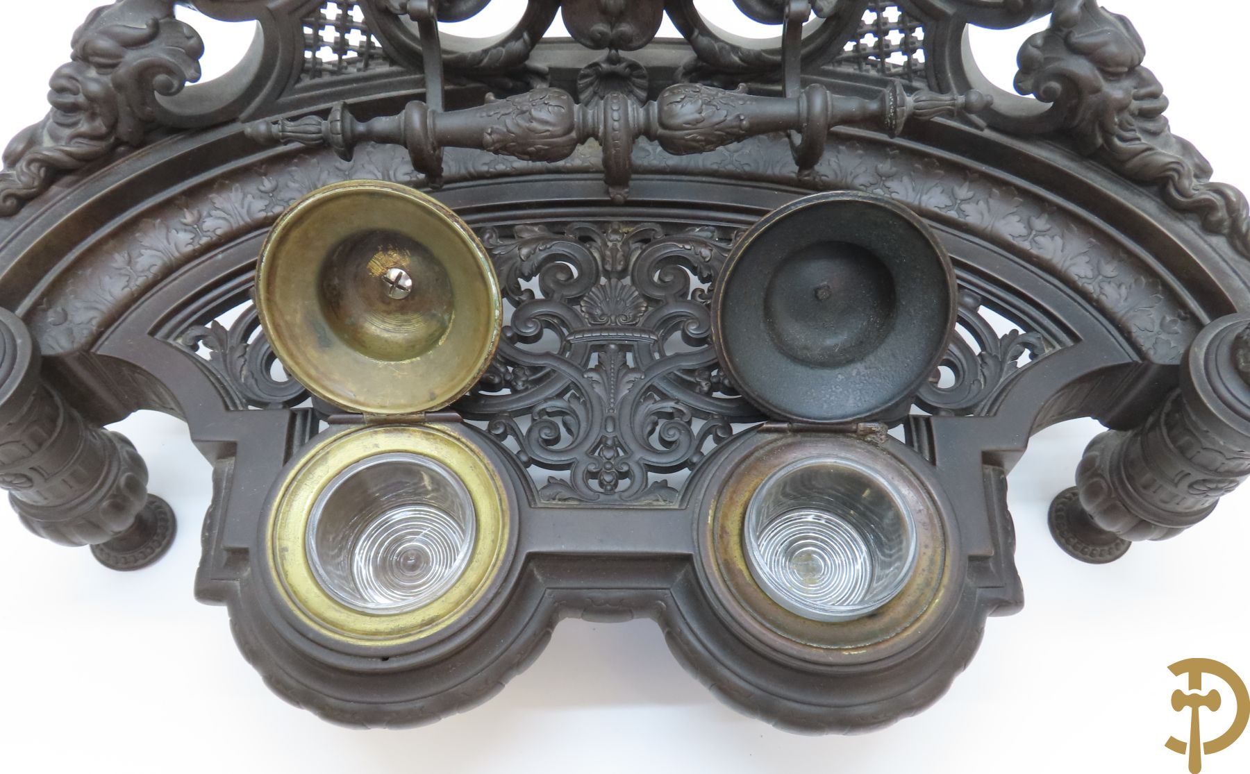 Bronzen Neo Renaissance inktstel met rocailles en bladmotieven