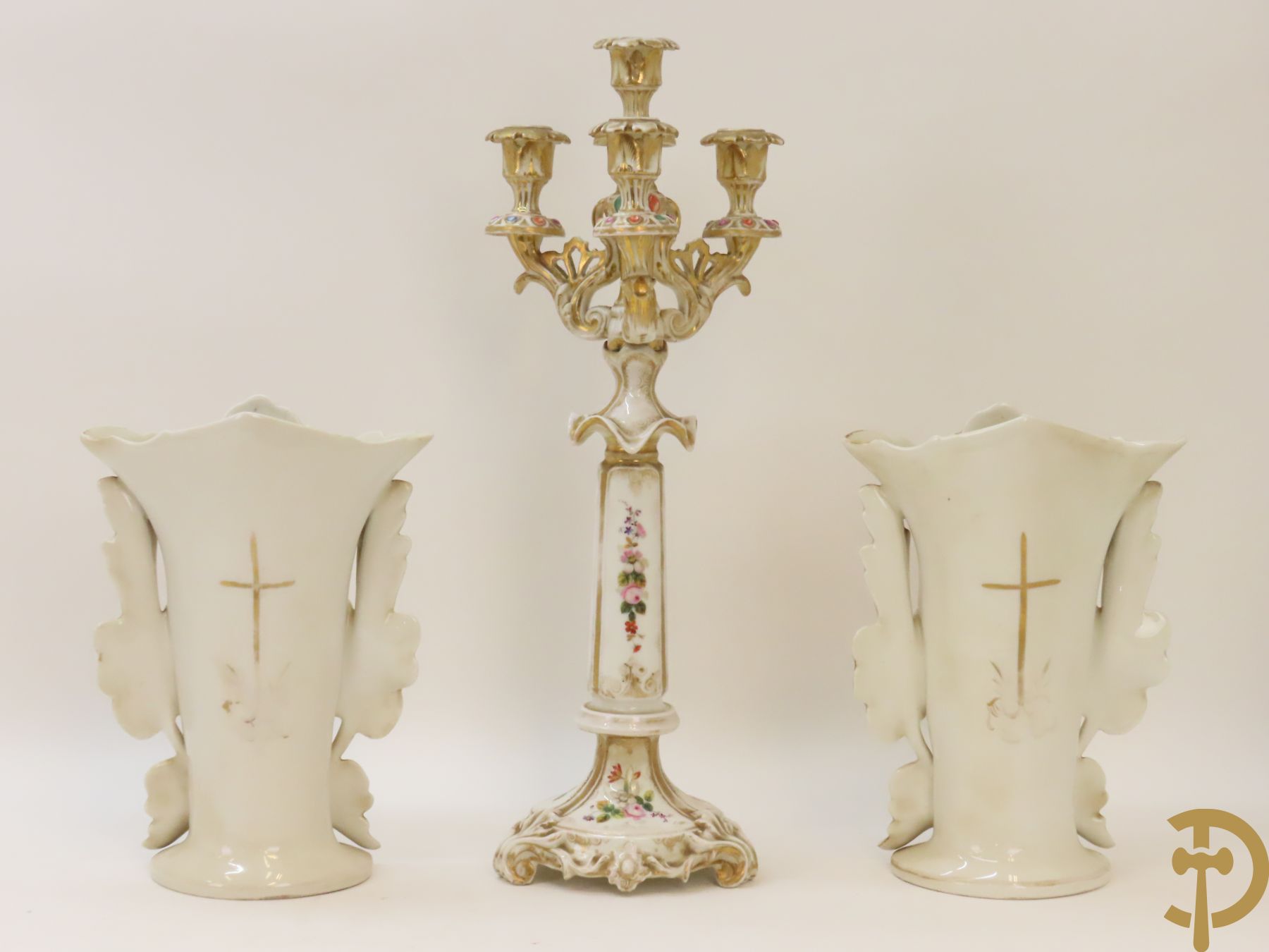 Porseleinen Vieux Paris vierarmige kandelaar met bloemen bezet + paar Vieux Bruxelles cornetvazen