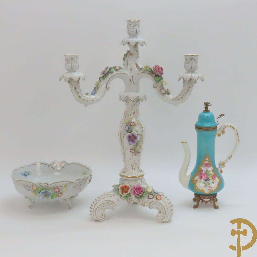 Driearmige porseleinen kandelaar met bloemenmotieven, onderaan gemerkt Plaue + porseleinen coupe Plaue + Limoges schenkkan met bloemendecor