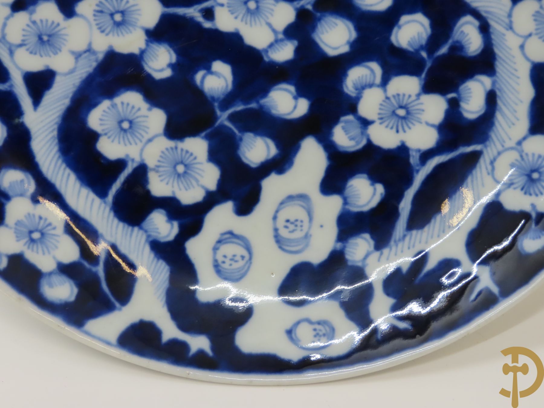 Acht Chinese porseleinen borden w.o. blauw/wit met bloemendecor, 2 blauw/witte borden, 2 Imari borden (1 met ster), 2 porseleinen borden met decor van bloemen in landschap en octagonaal bord