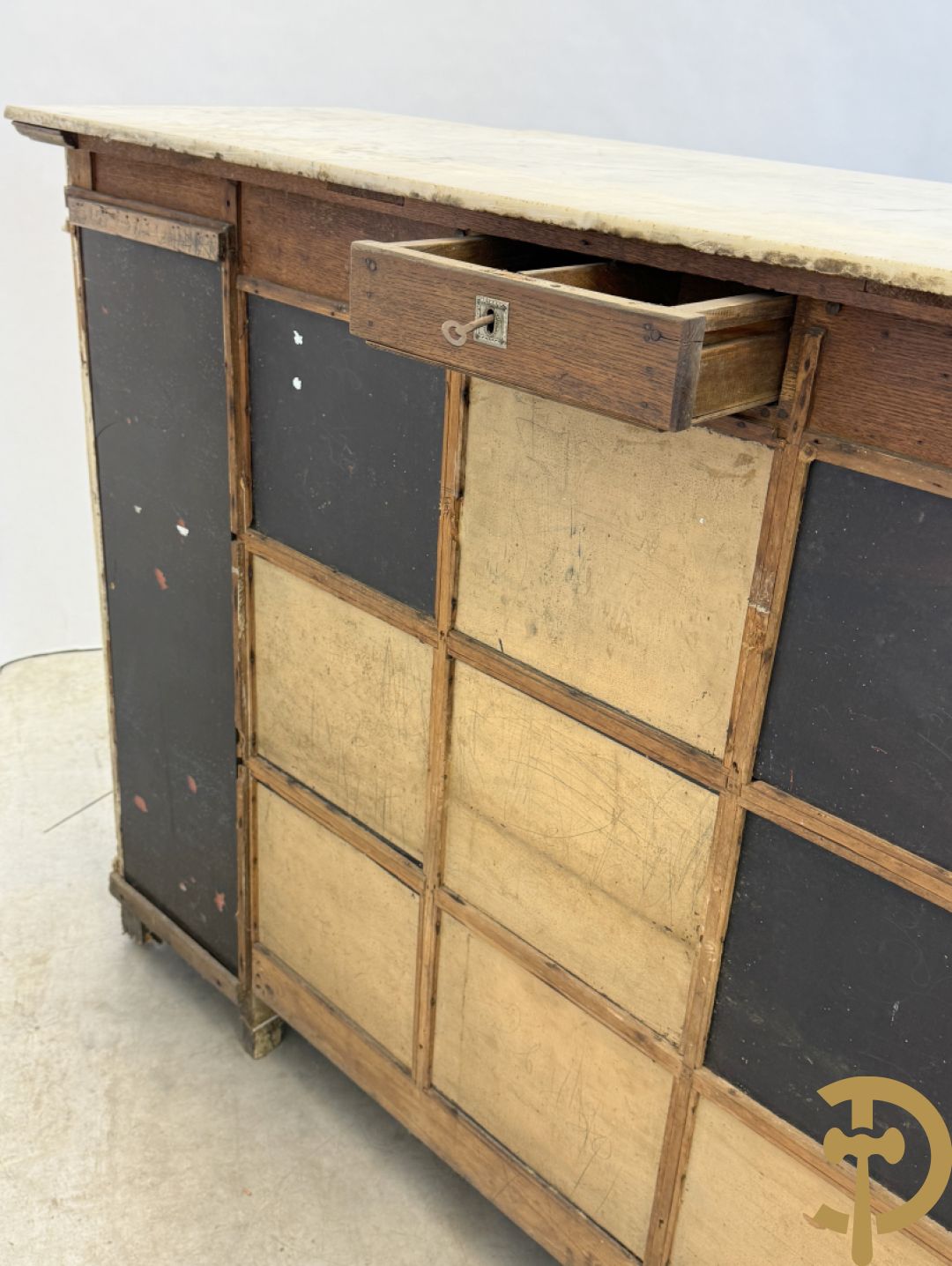 Louis XVI vitrine als toonbank met 2 deuren en 2 zijkanten - met wit marmeren blad