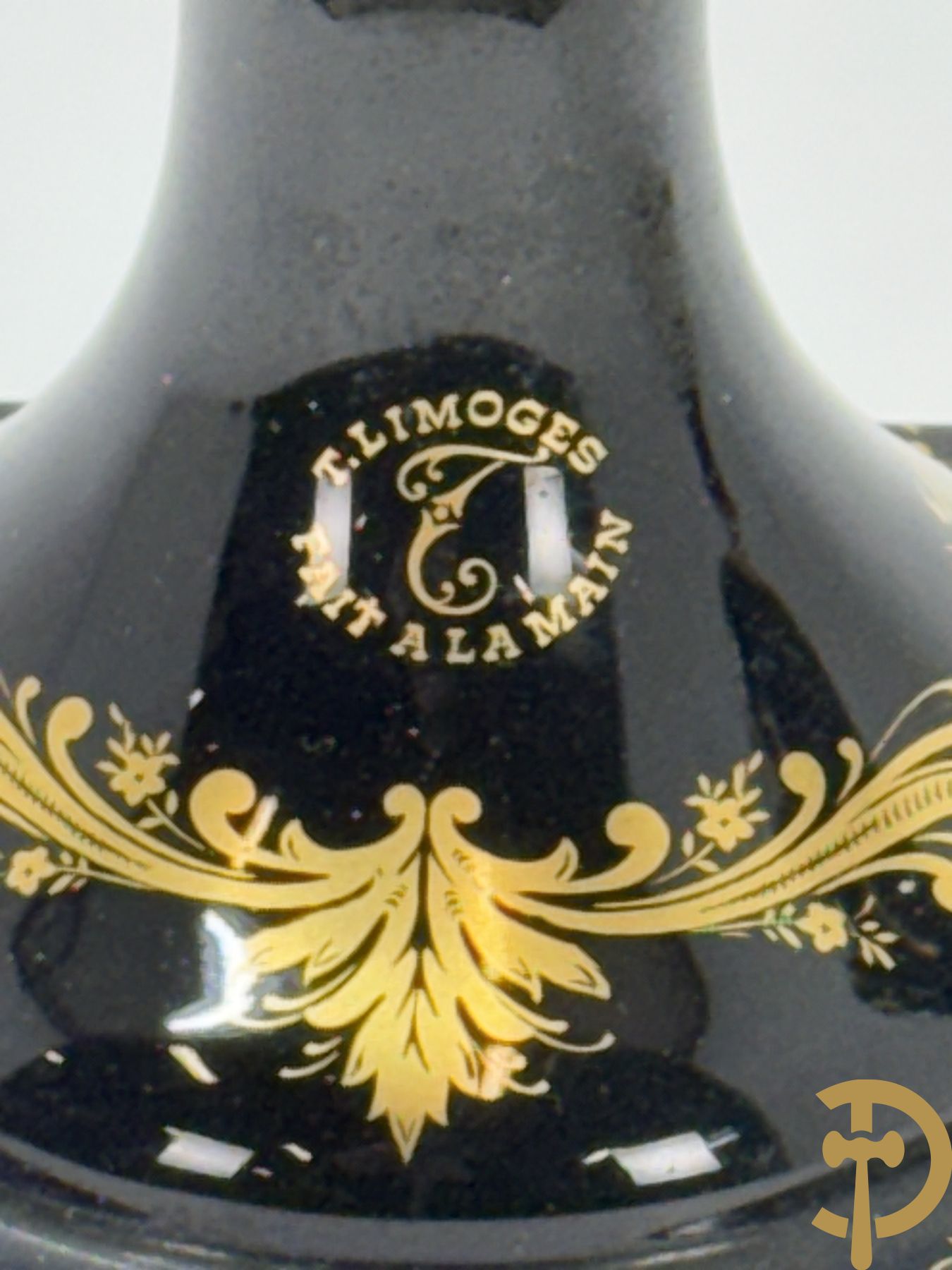 Paar kobaltblauwe siervazen met romantisch decalcomanie decor bezet met bronzen armen