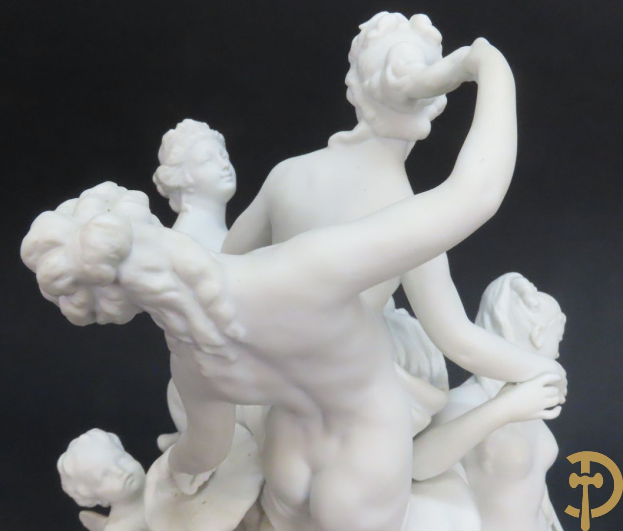 Porseleinen sierbeeld met 4 naakte dames en cupido bezet met bloemenkransen, Sèvres gemerkt