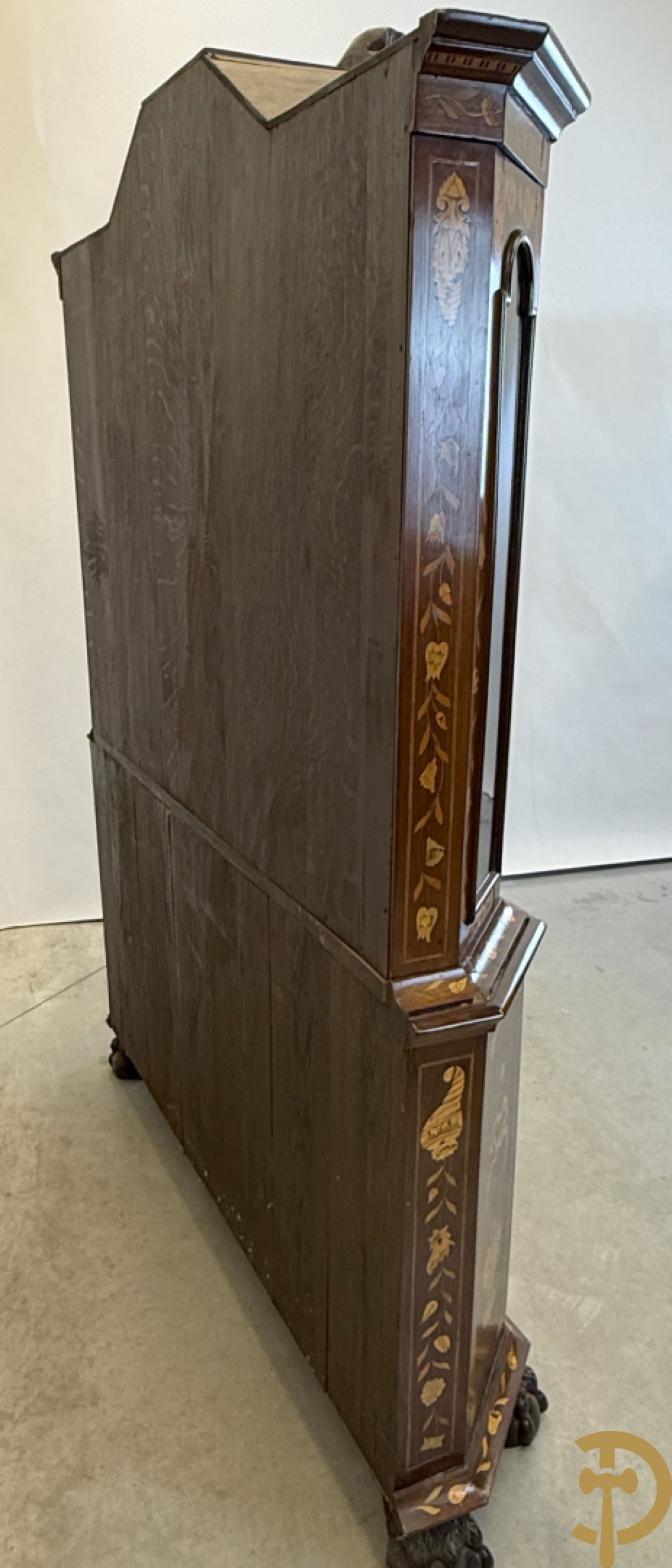 Hollandse vitrine met gemarketteerd bloementafereel, bovenaan met 2 beglaasde deuren en rocaille als kuif - onderaan met 2 gesloten deuren bezet met amforen, vogels en bloemenmarketterie