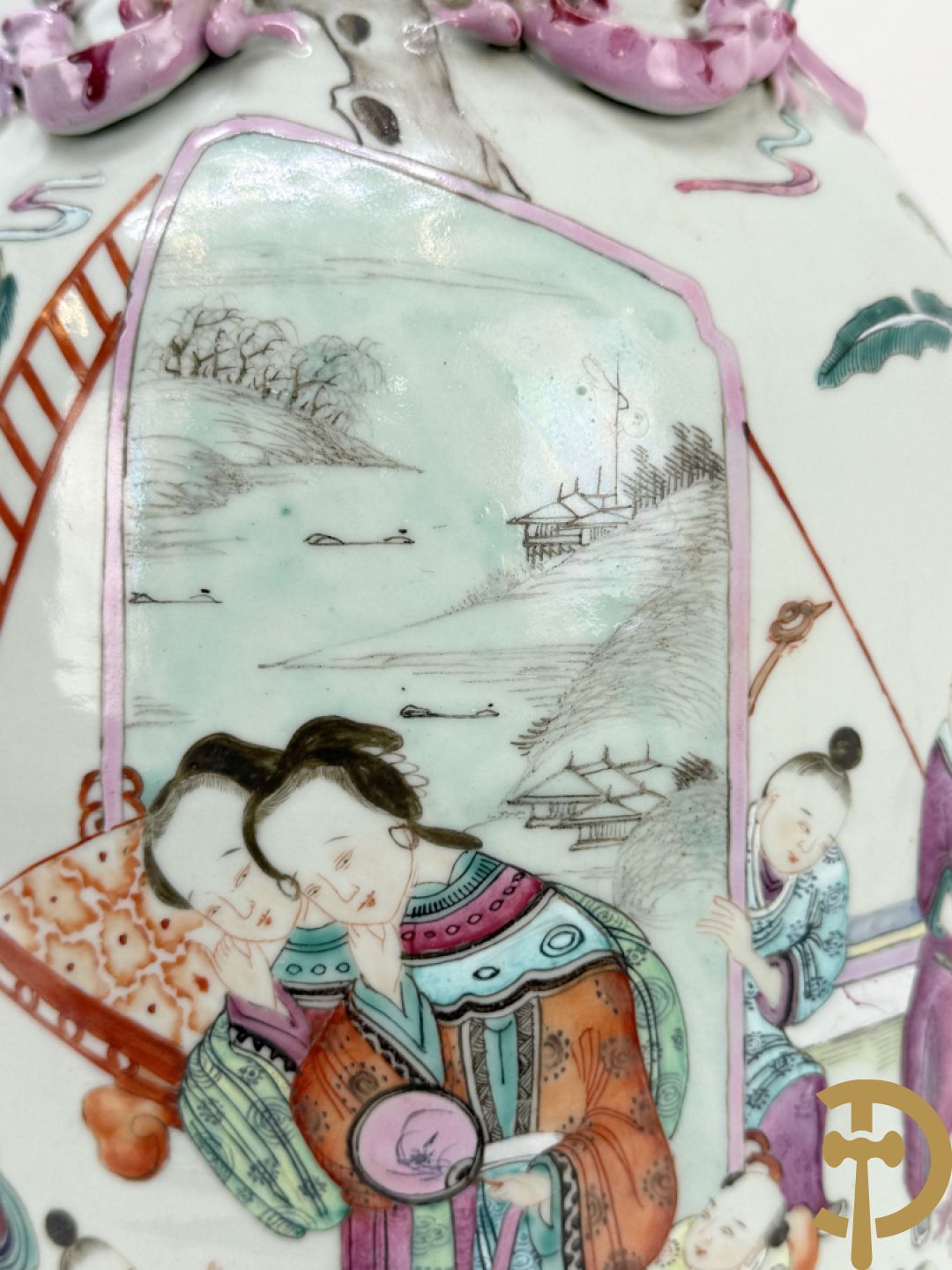 Chinese porseleinen vaas met dubbel decor van dieren, personages, dames en kinderen