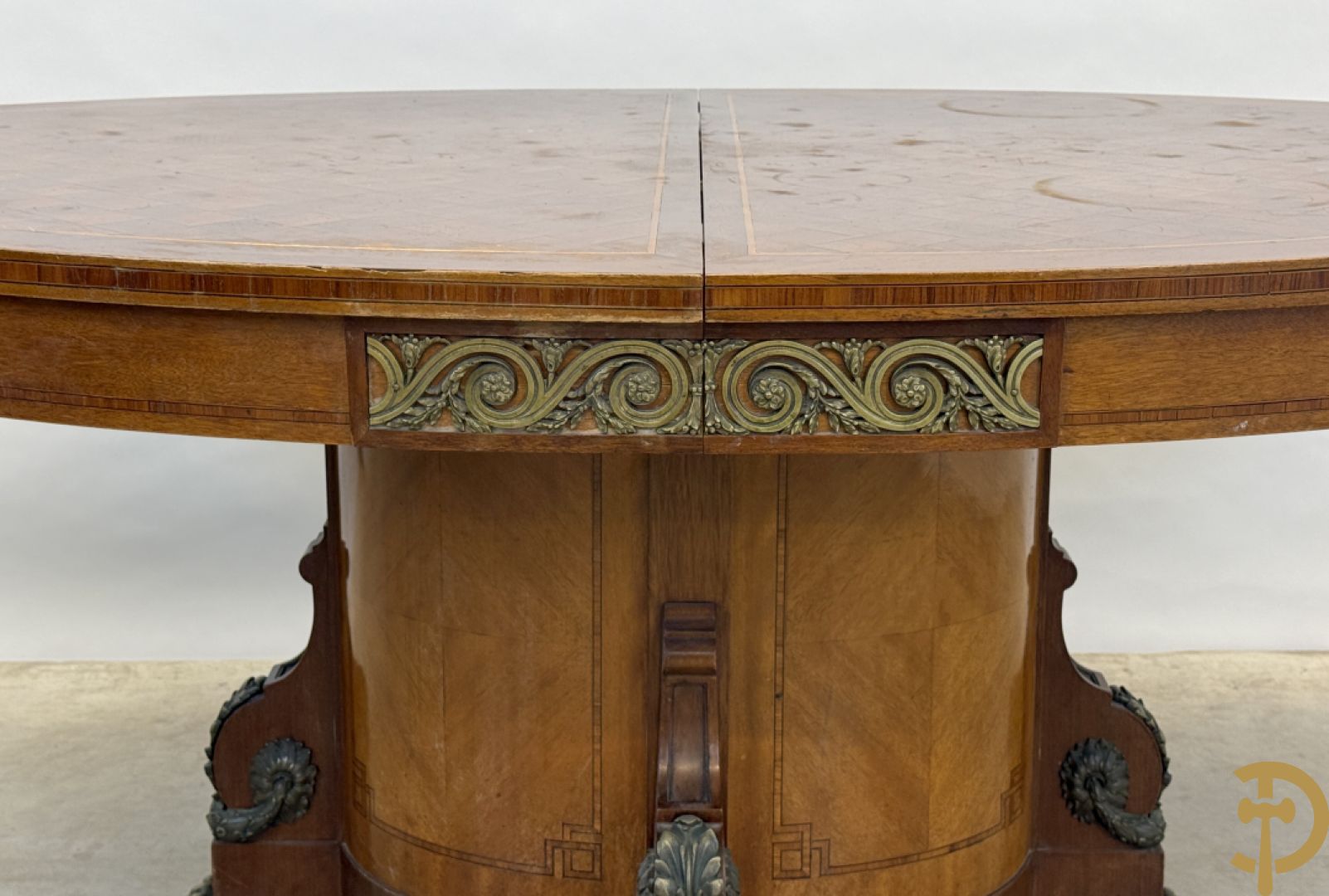 Ovale geparketteerde notelaren tafel bezet met bronzen ornamenten, Art deco Decoene