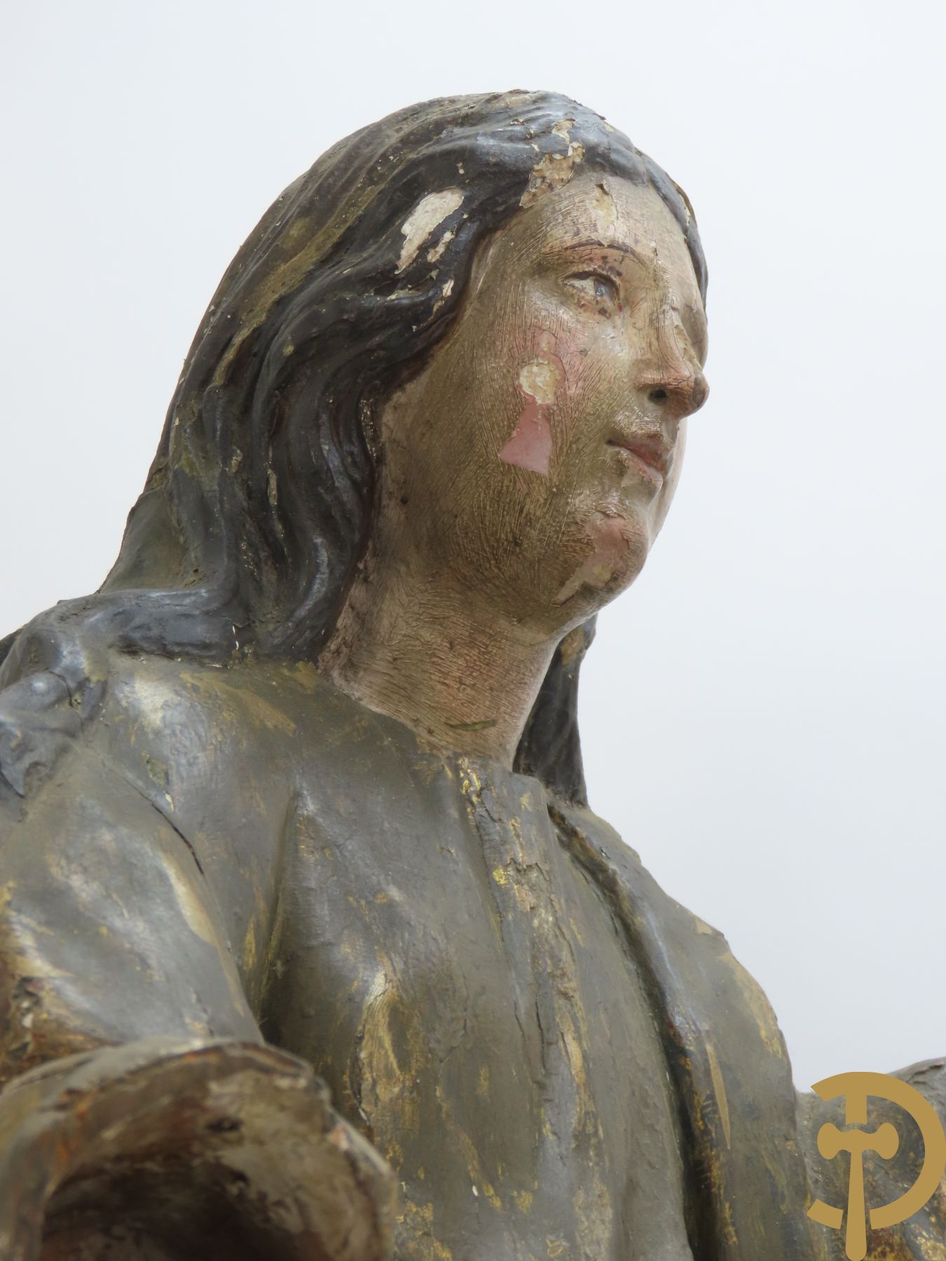 Verweerde gepolychromeerde houtsculptuur van Madonna in gedrapeerd kleed met beschilderde bloemendecoratie, linker drapage met leder bewerkt