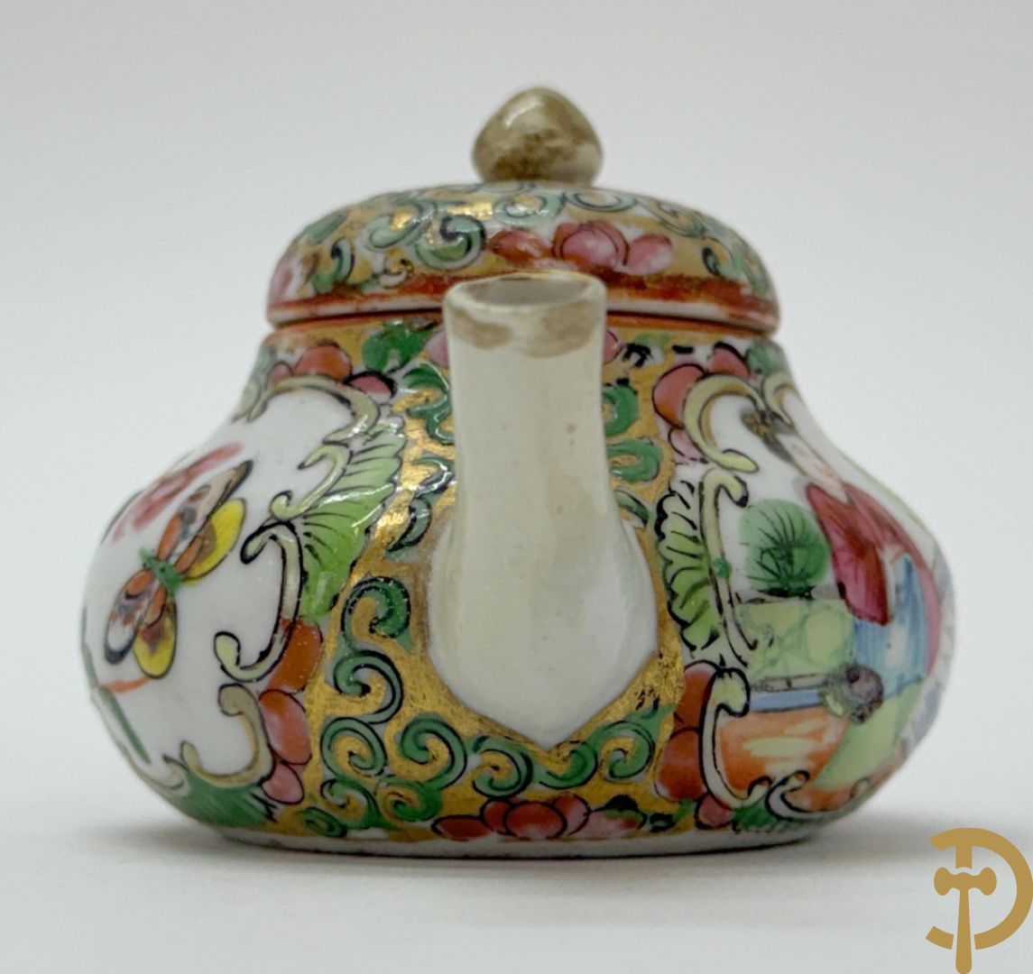 Chinees porseleinen theekannetje met landschapsdecor, vooraan en achteraan Chinese tekens, Republieks periode + kleine Kanton theekan