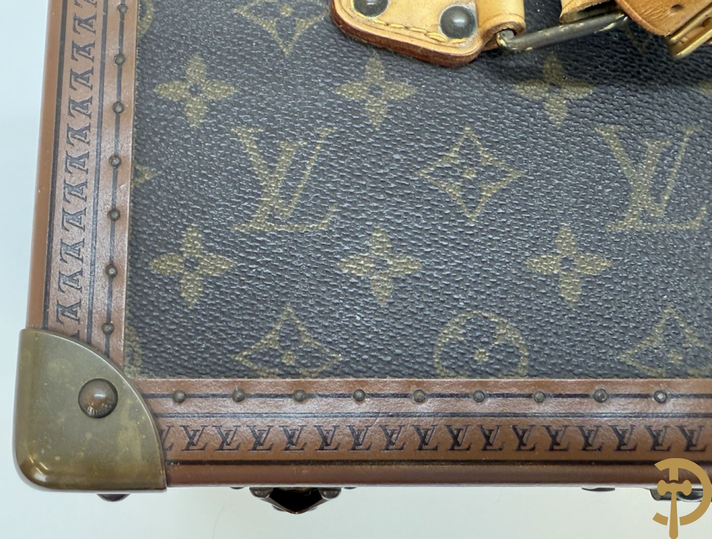 Louis Vuitton beauty case met verschillende vakjes en genummerd 948947