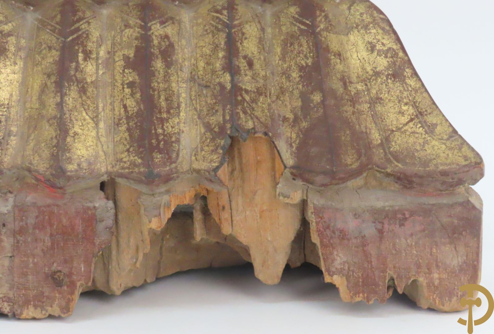 Houtgesculpteerde zittende boedha