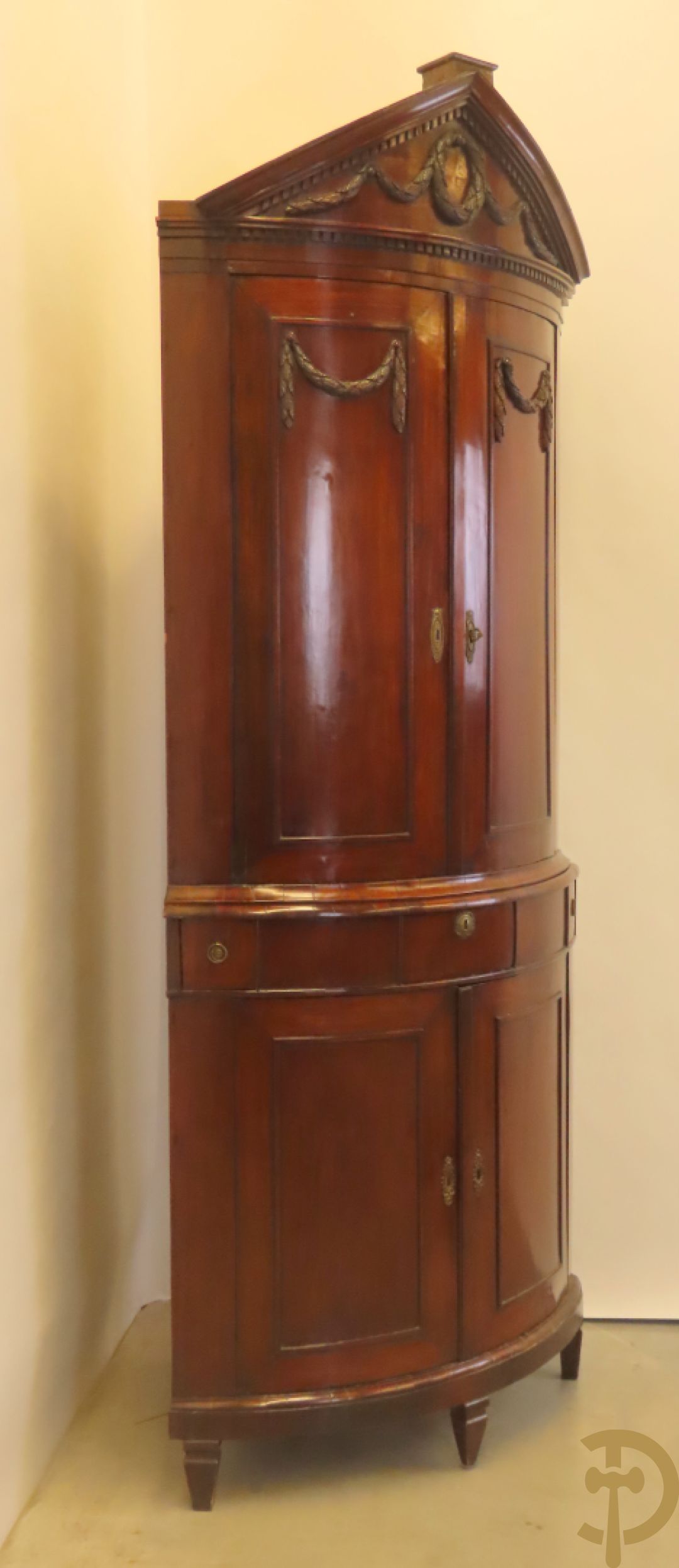 Mahoniehouten hoekkast met gebogen deuren - bovenaan met fronton en Louis XVI motieven, laat 18e