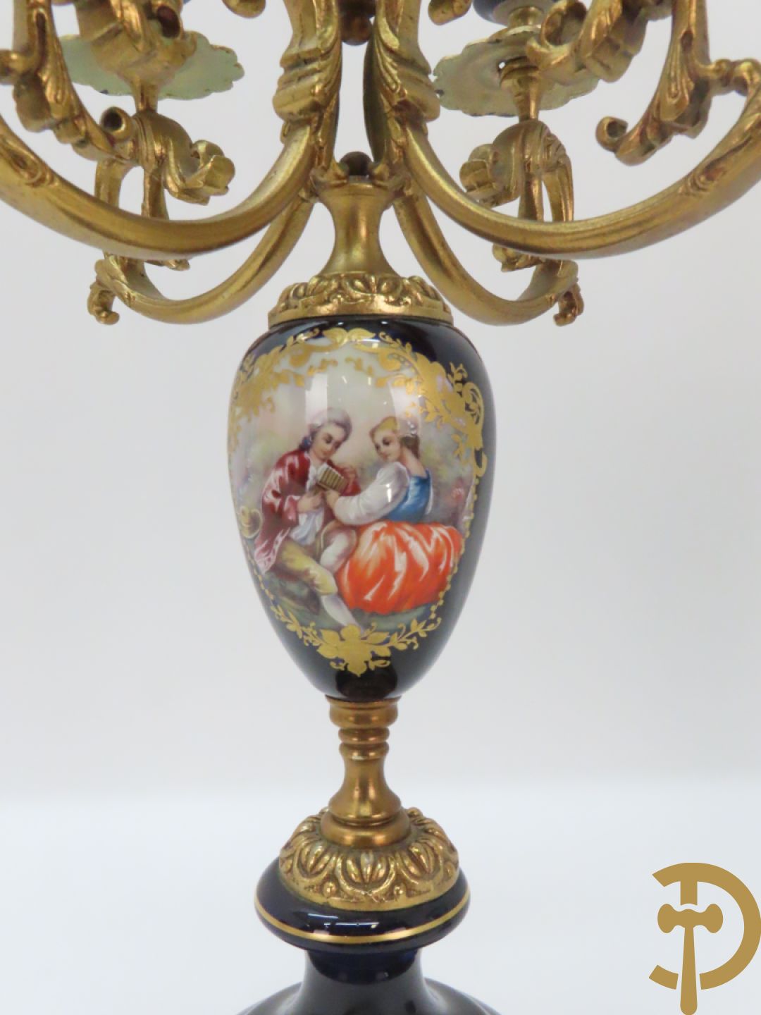 Twee porseleinen Stijl Sèvres cassolettes + dekselpotiche met bloemendecor + vijfarmige kandelaar Sèvres stijl, ACF