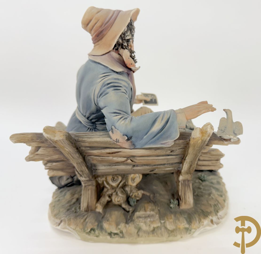 Zes porseleinen groepen Capo di Monte : Paarden met koets, oude man op bank, dame met kinderen, cupido