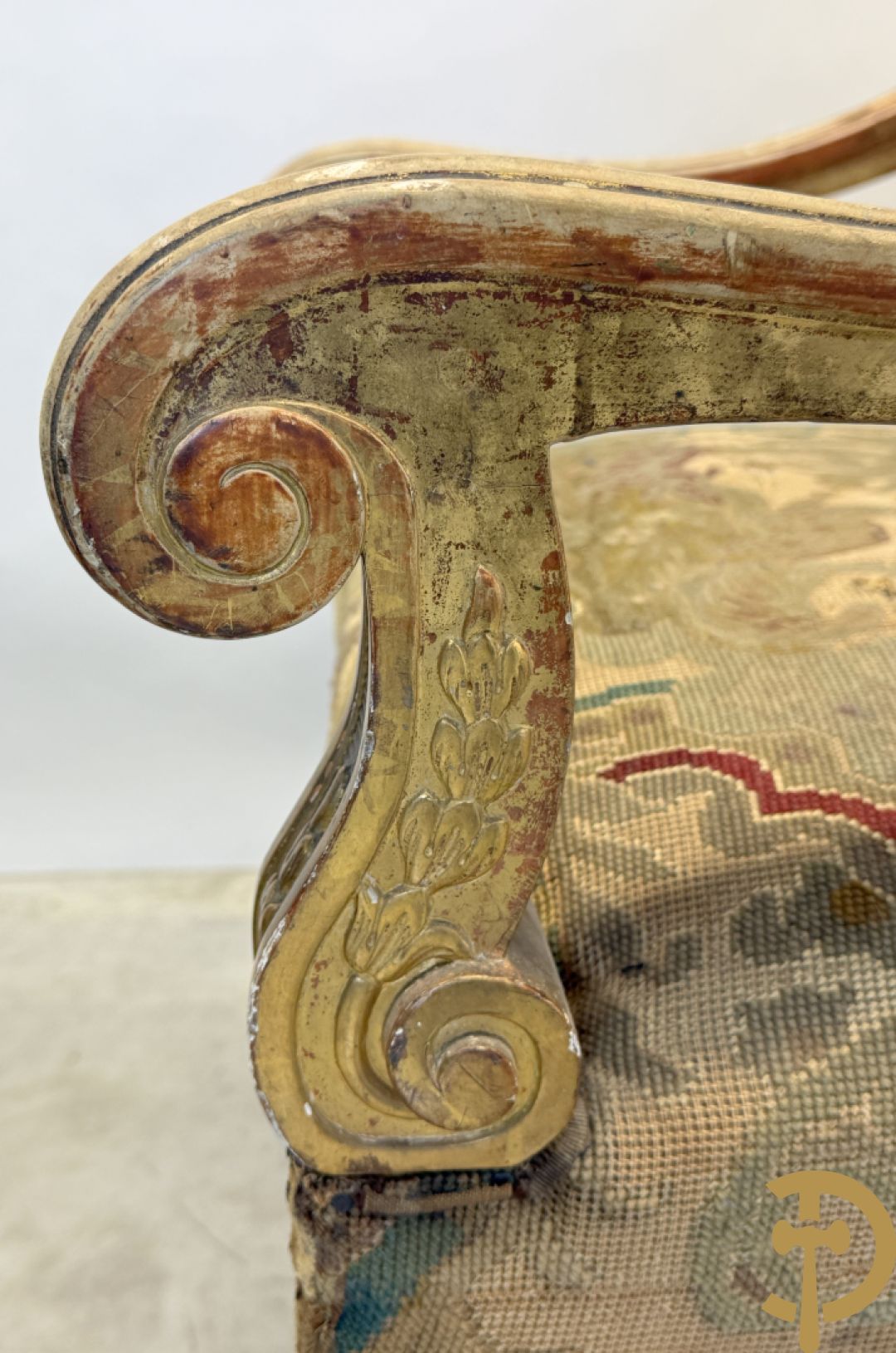 Vier vergulde Louis XIV kasteelarmzetels met geanimeerde scènes in petit points, 19e