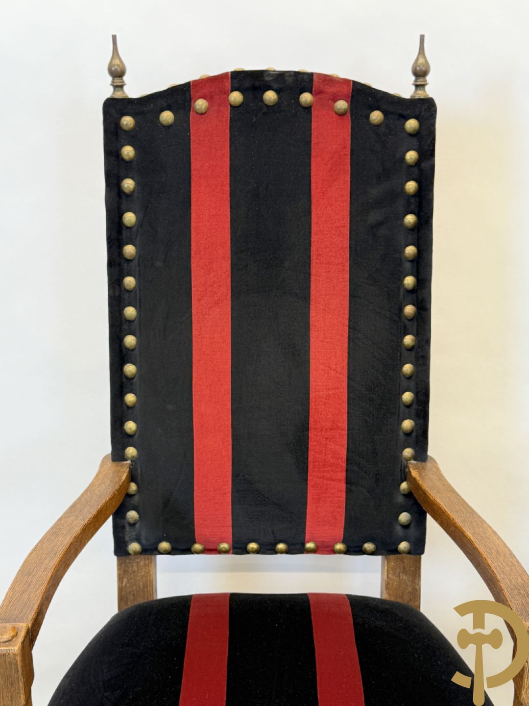 Massief eiken tafel met wangen en smeedijzer verbonden + 6 hoogleunige stoelen + 2 armzetels