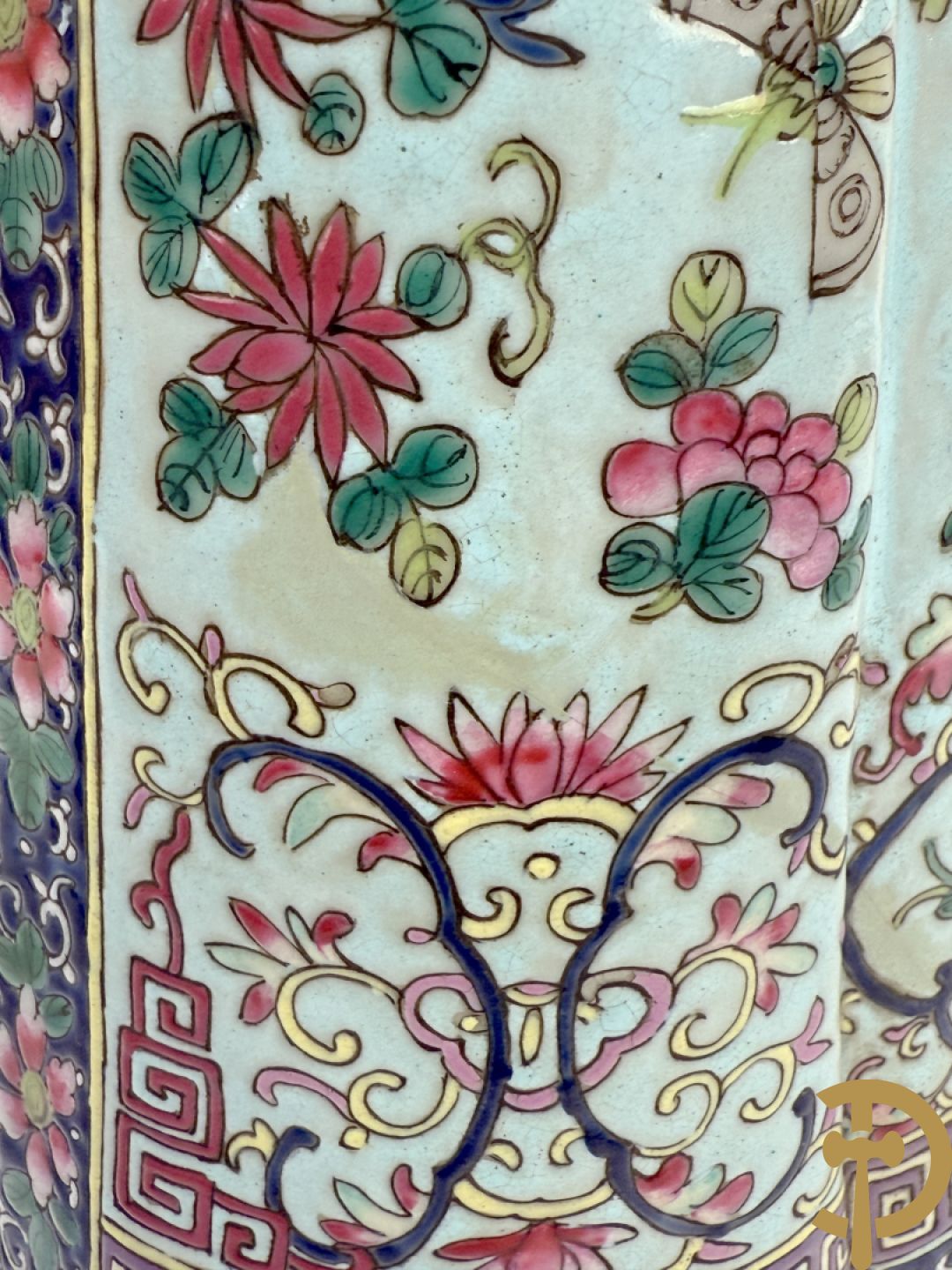 Chinese porseleinen wijsgeer dragende een kind