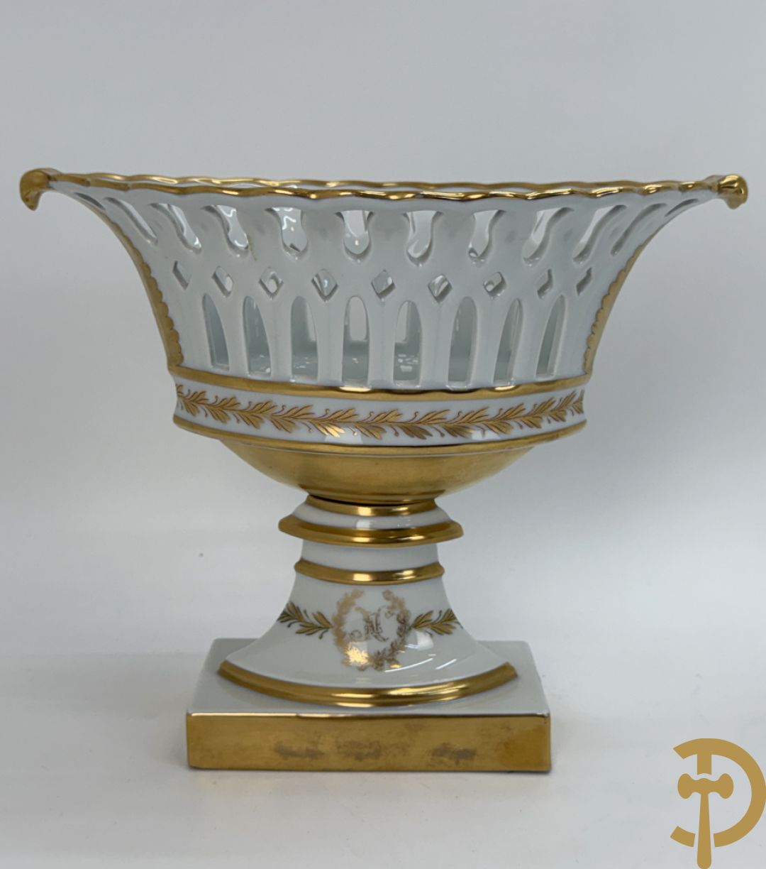 Milieu de table in porselein met bloemendecor + geajoureerde porseleinen Limoges coupe + porseleinen vaasje met cupido