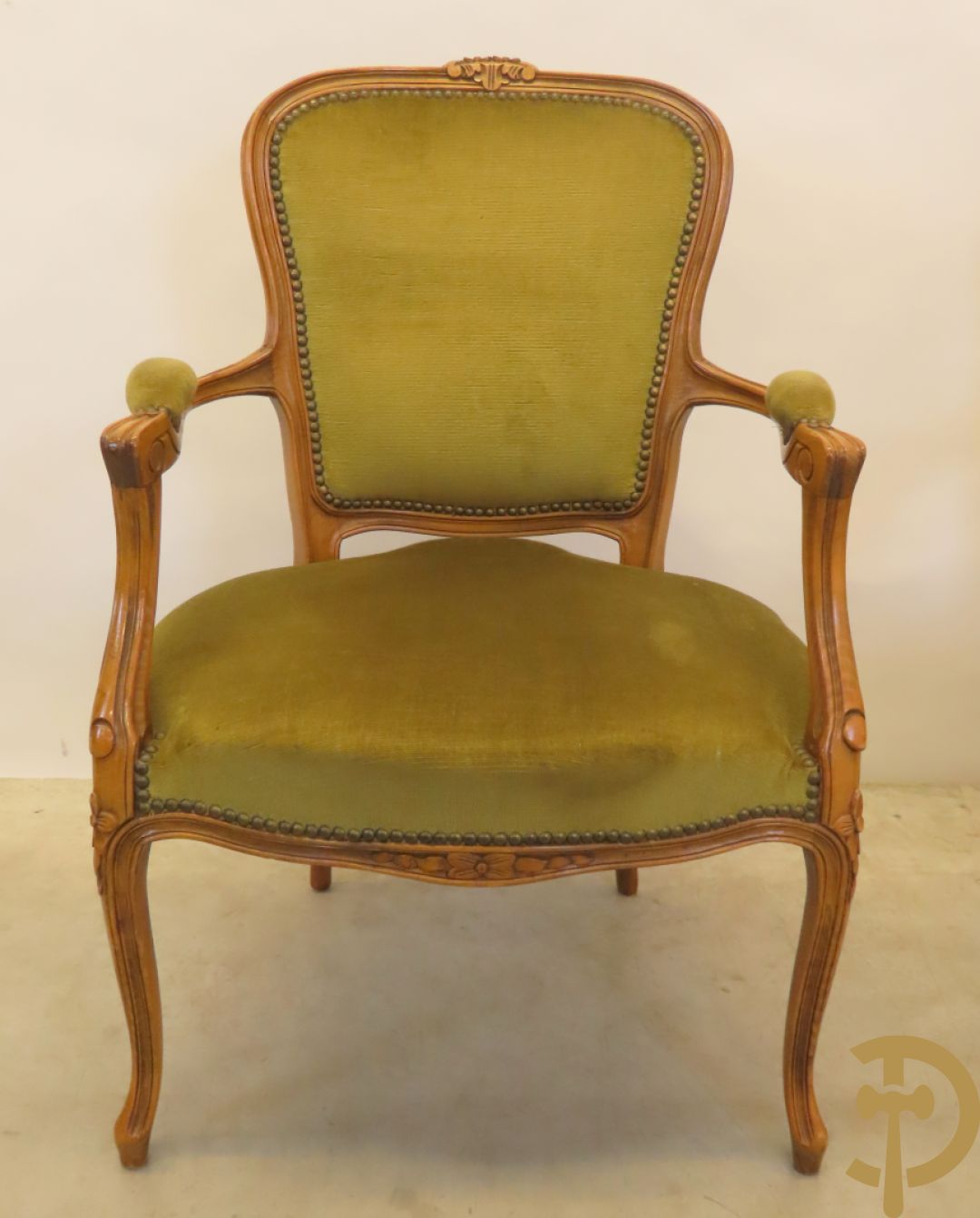 Paar groen gestoffeerde Louis XV bijzetarmzetels