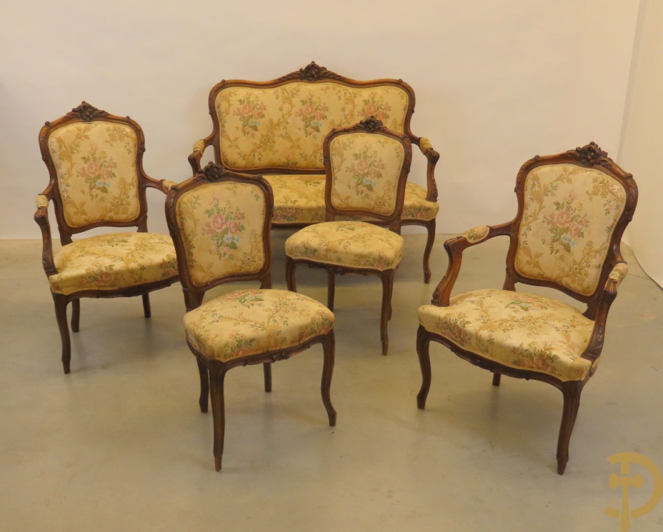 Vijfdelig Louis XV salonensemble in beuk bestaande uit tweezit, 2 armzetels en 2 stoelen