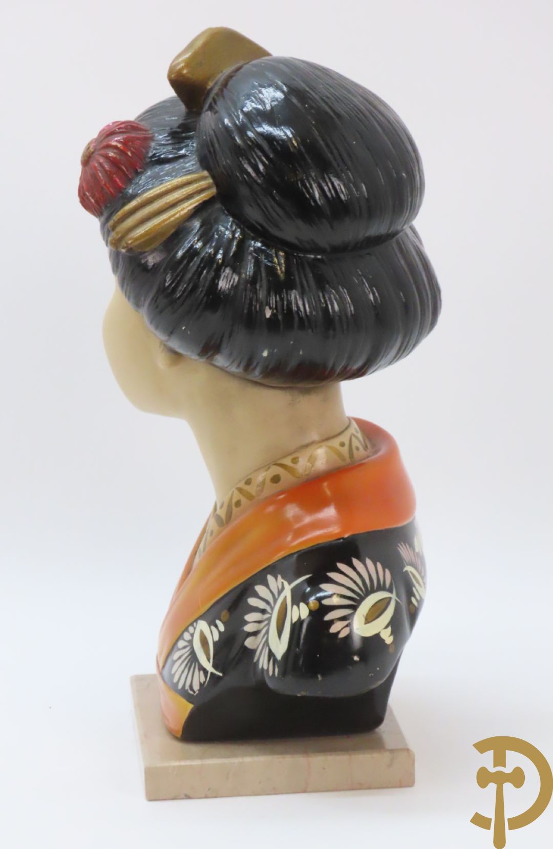 Gipsen damesbuste van Japanse schone op marmeren sokkel