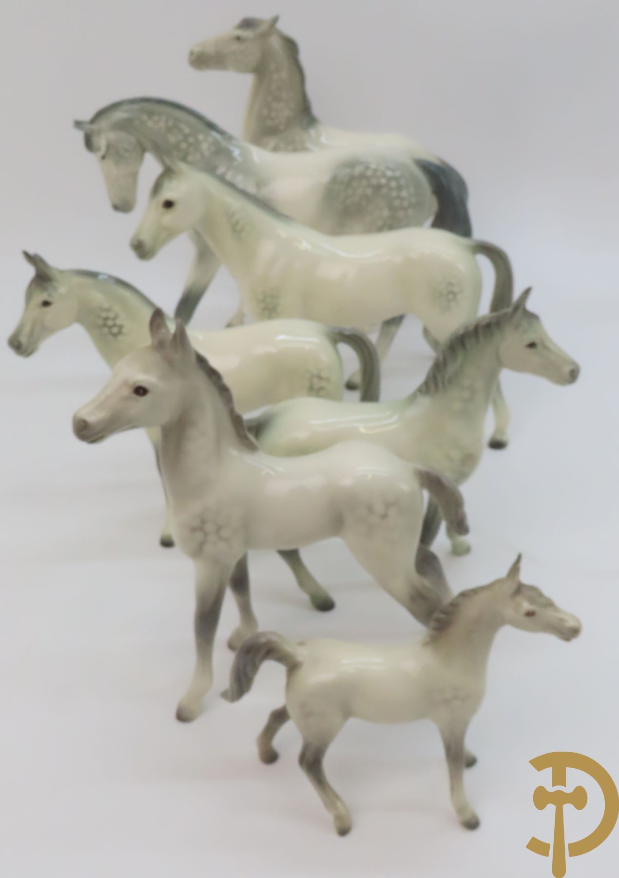 Twaalf porseleinen paarden, onderaan getekend Goebel West Germany