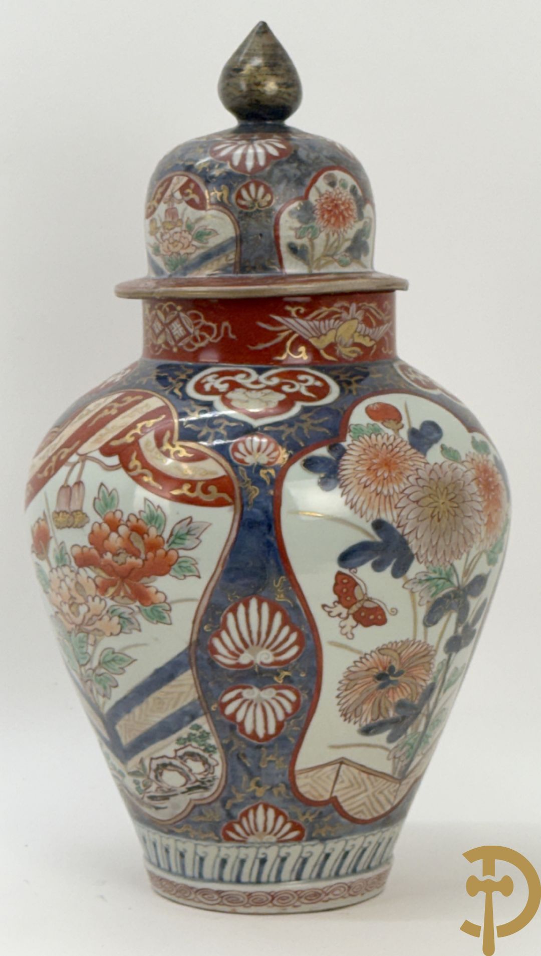 Japanse imari dekselpotiche met rood/blauw decor van bloemen in cartouches
