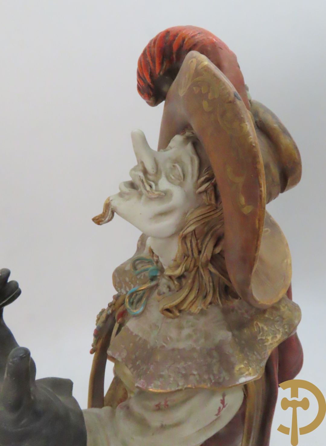 Twee Italiaanse beelden in meerkleurige faience, Cirano de Bergerac