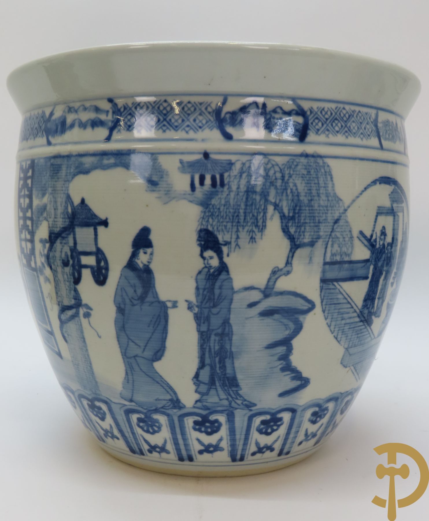 Paar Chinese porseleinen cachepots met blauw/wit decor van dames in landschap