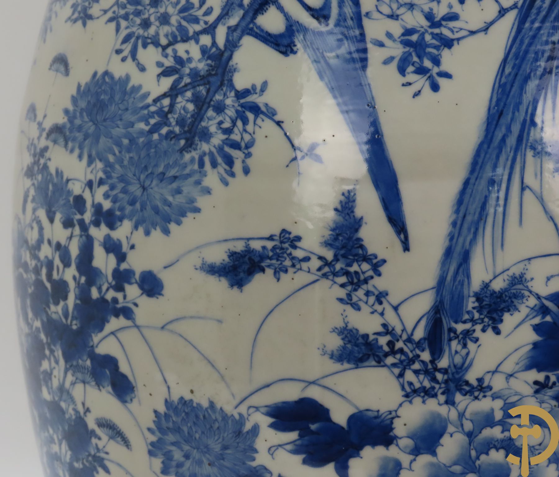 Paar Japanse porseleinen Arita vazen met decor van vogels en bloemen en draken als oren