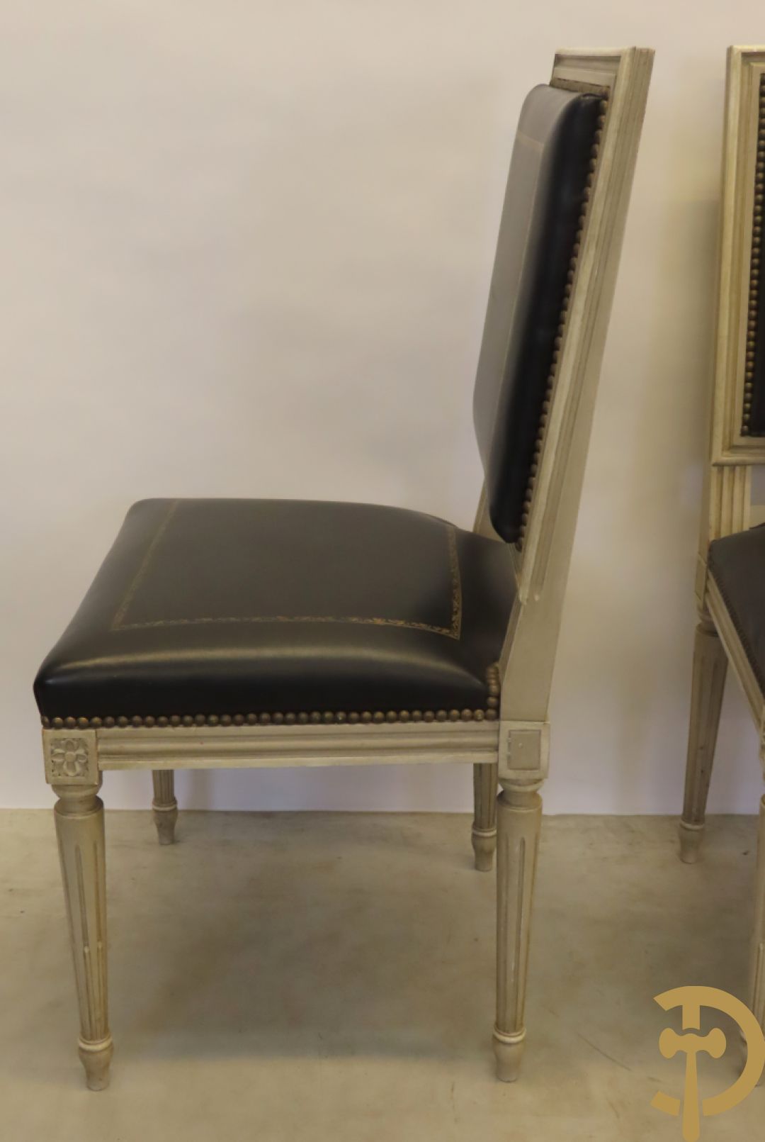 Notelaren eetkamer Louis XVI stijl bestaande uit vijfdeursdressoir met bloemenmarquetterie, bronsbeslag en wit marmeren blad, ovale uittrekbare tafel, 6 stoelen met leder bekleed en gegalbeerde vitrine met geslepen ruitjes