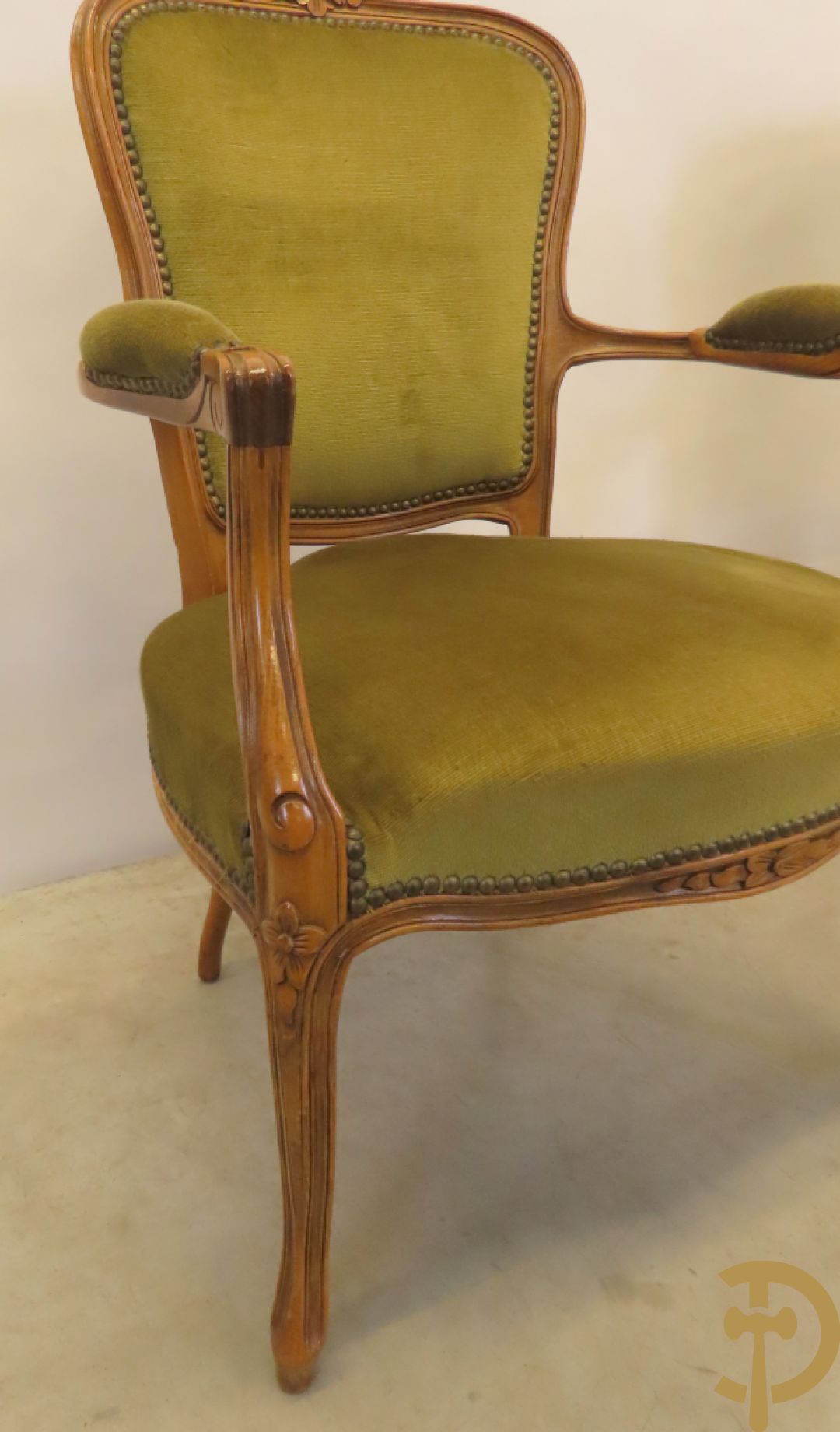 Paar groen gestoffeerde Louis XV bijzetarmzetels