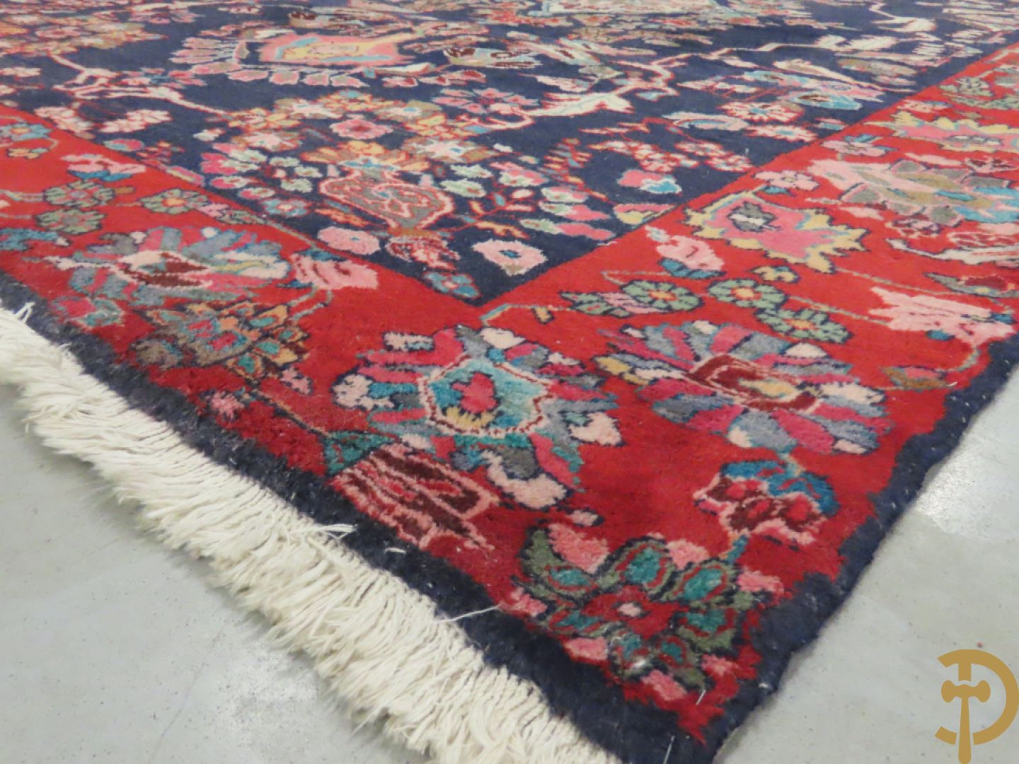 Oosters handgeknoopt tapijt met bloemen en dierenmotieven