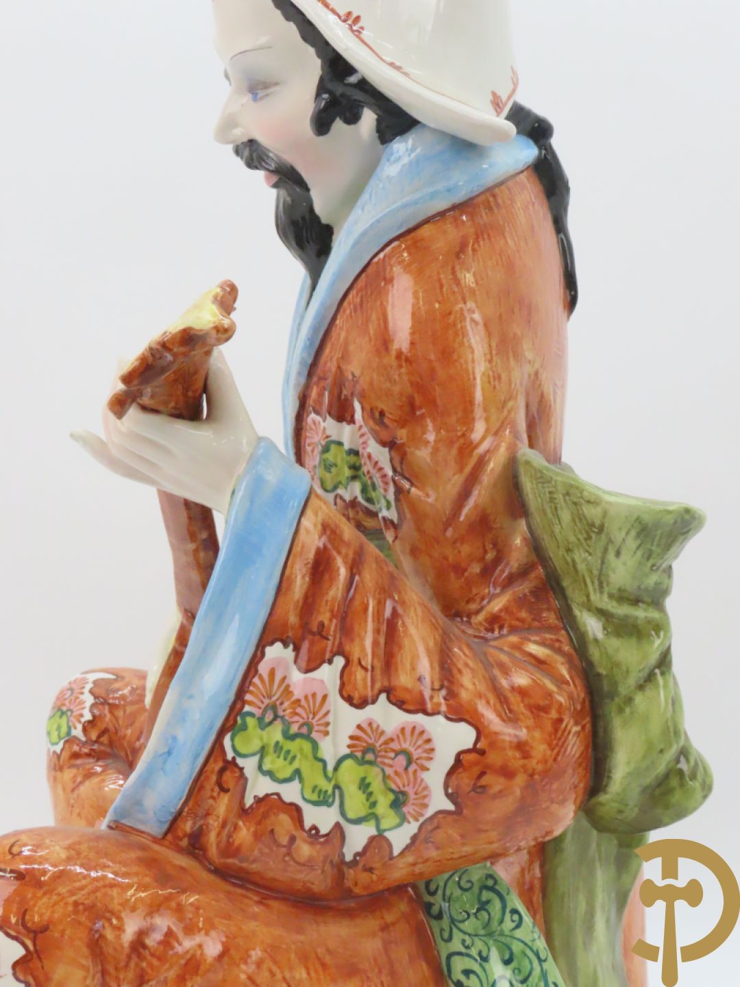 Twee Italiaanse beelden van oosterse dame met bloemen, getekend achteraan Polouioto en oosterse man met snaarinstrument in meerkleurige faience