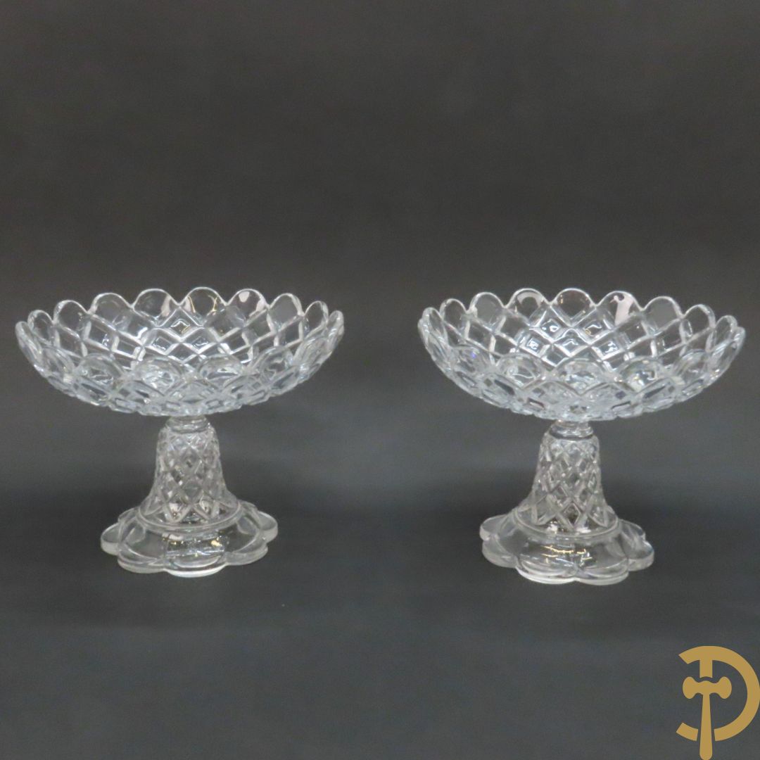 Paar geperste glazen Baccarat fruitcoupes