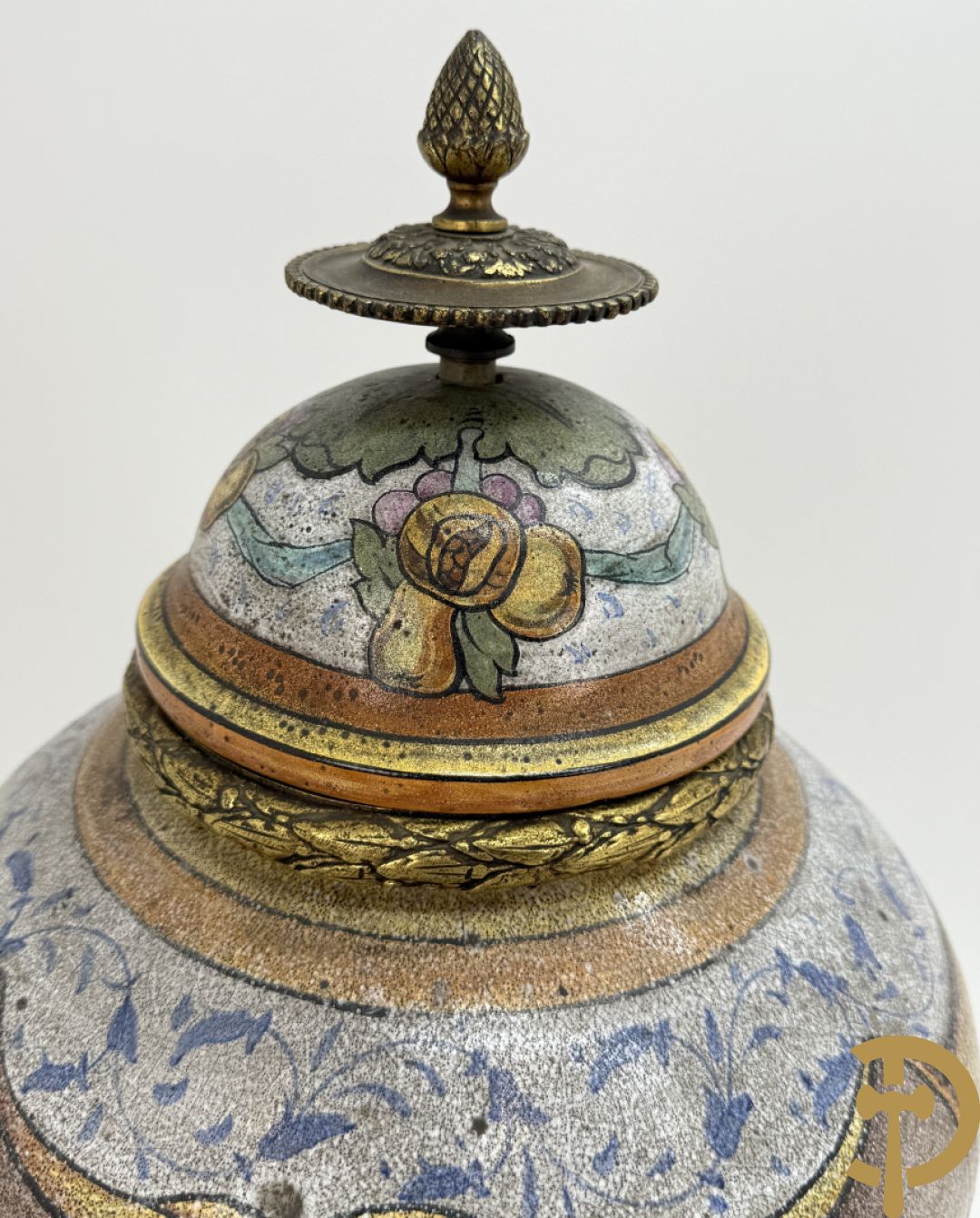 Dekselpotiche met decor van cupido in cartouche en bezet met bronzen ornamenten