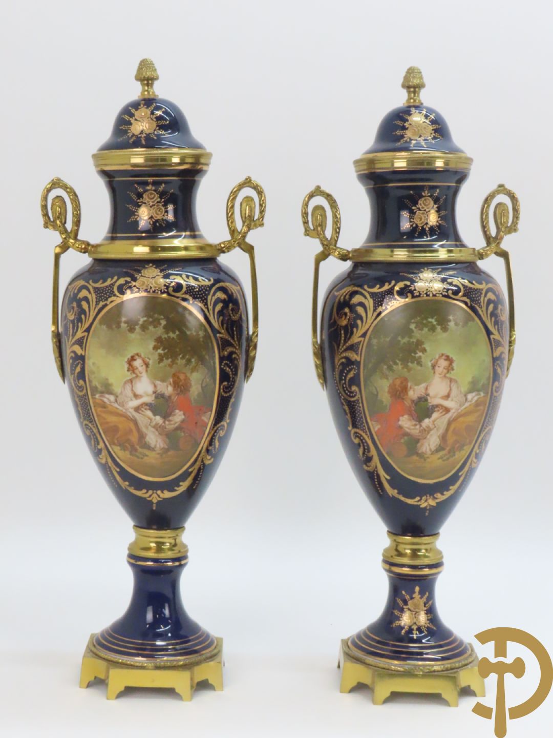 Paar kobaltblauwe dekselpotiches, Sèvres stijl