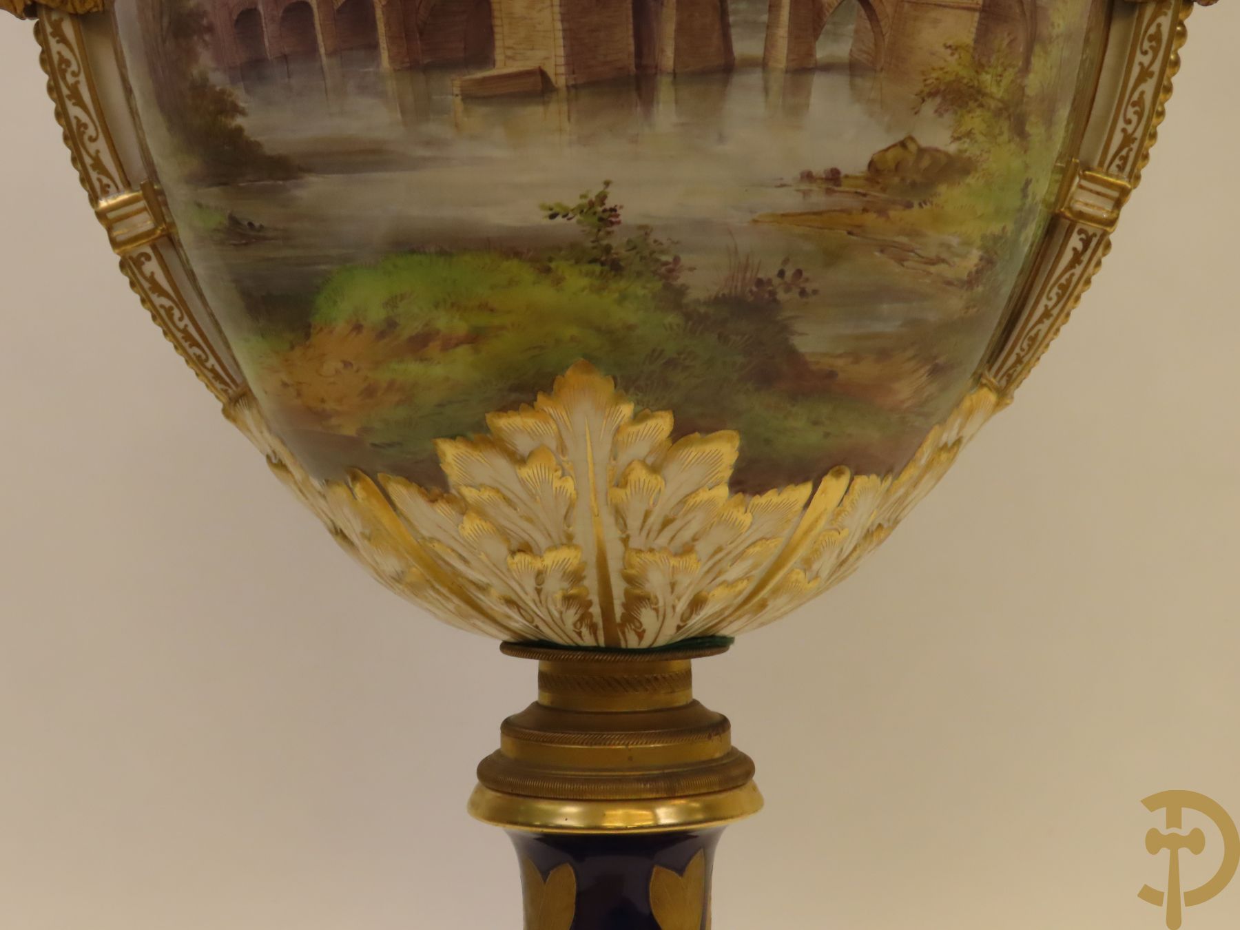 Grote porseleinen Sèvres vaas met dubbel decor van cavalerie, slagveldtaferelen en zicht op kasteel, DESPREZ H. getekend in het decor - bovenaan met verguld decor en zijdelings met bronzen oren en accanthusranken - deksel met Sèvres merkteken - op vierkante bronzen sokkel met klauwepoten