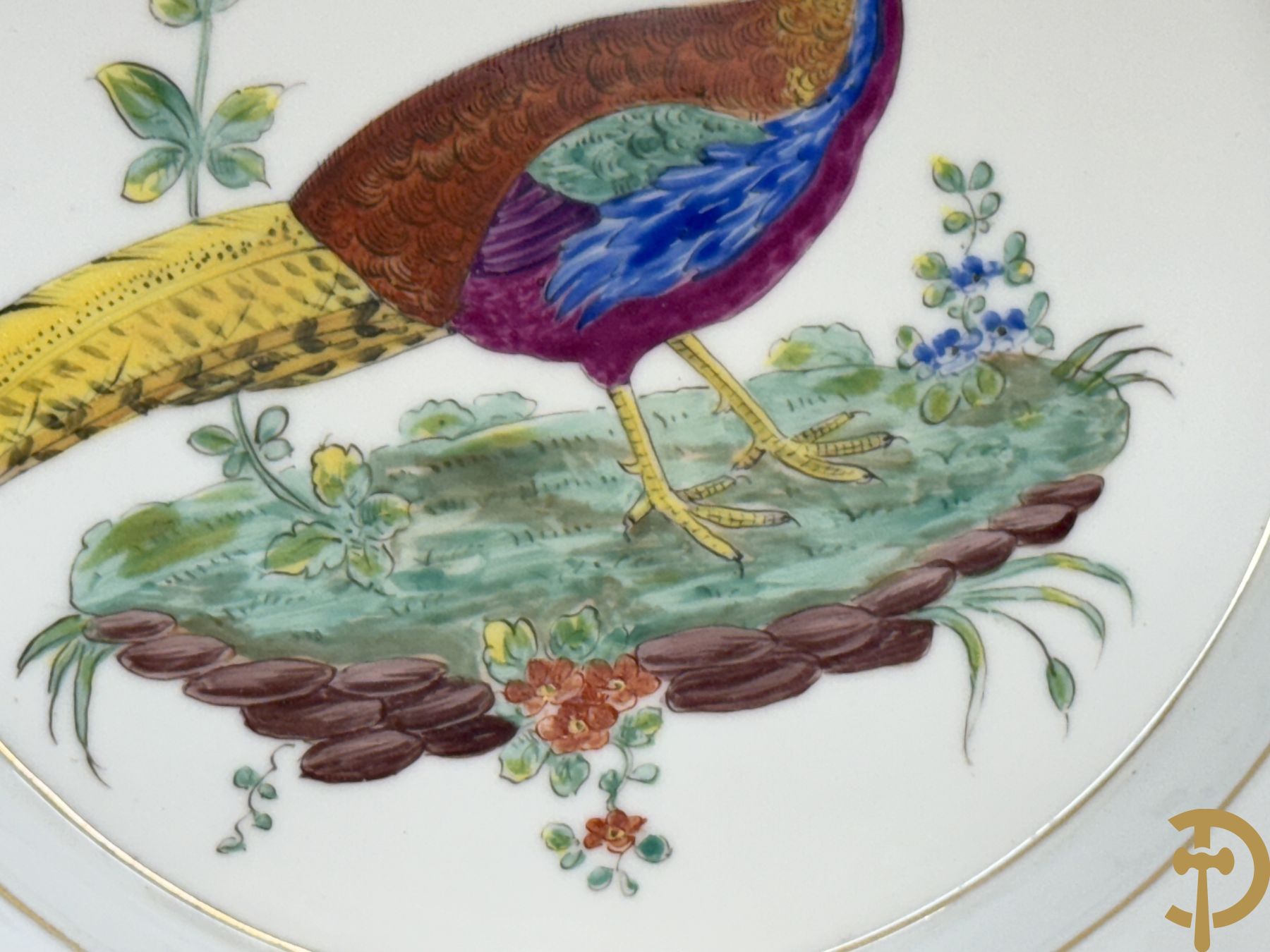 Paar handgekleurde Franse porseleinen borden met vogeldecor, 19e