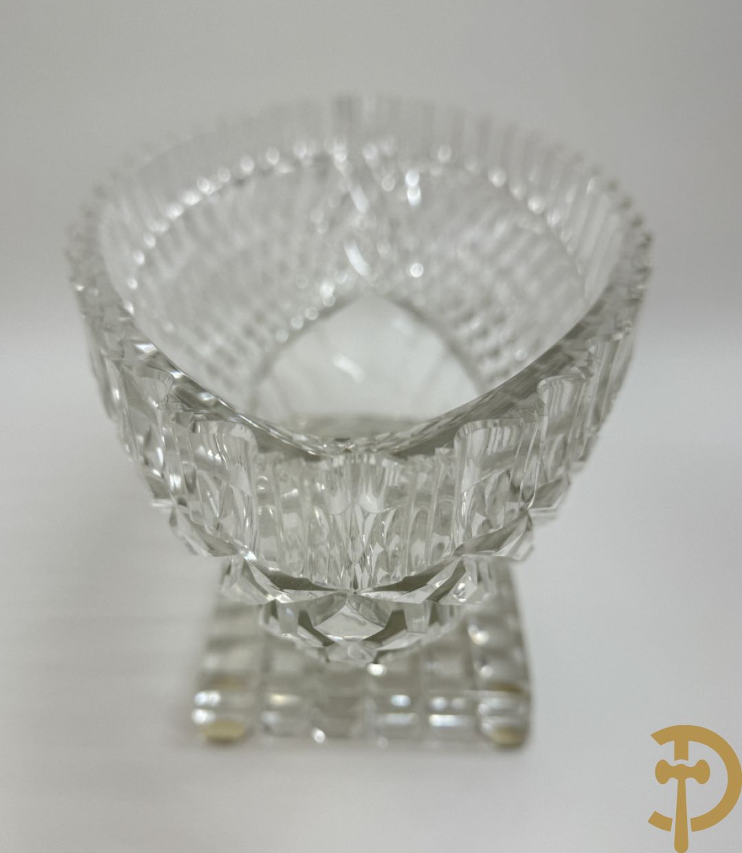 Helder kristallen geslepen coupe + 2 dragoirs in kristal gefacetteerd + 3 kristallen vazen + glazen vaas