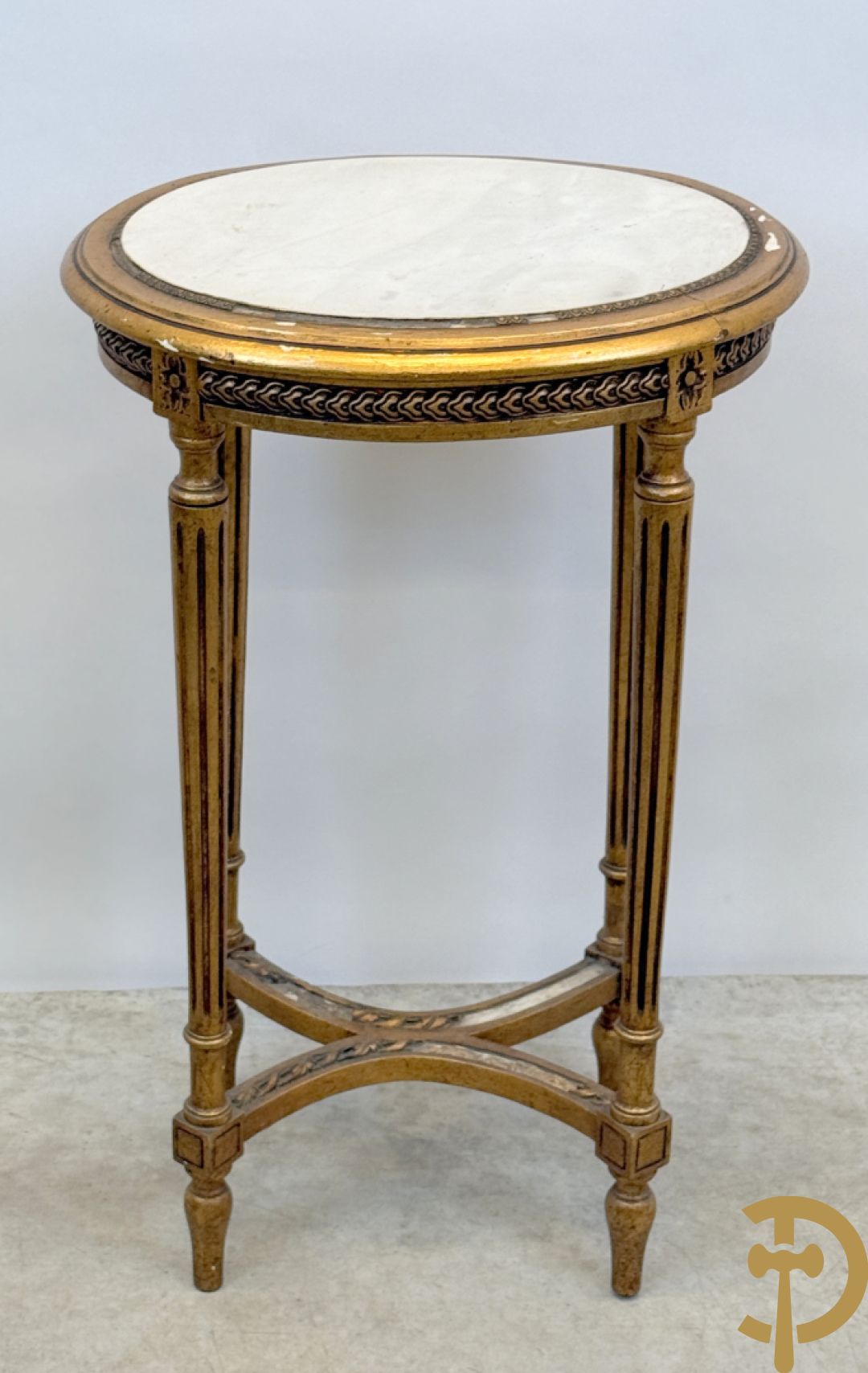 Vergulde bijzettafel Louis XVI stijl met wit marmeren blad op gecanneleerde poten