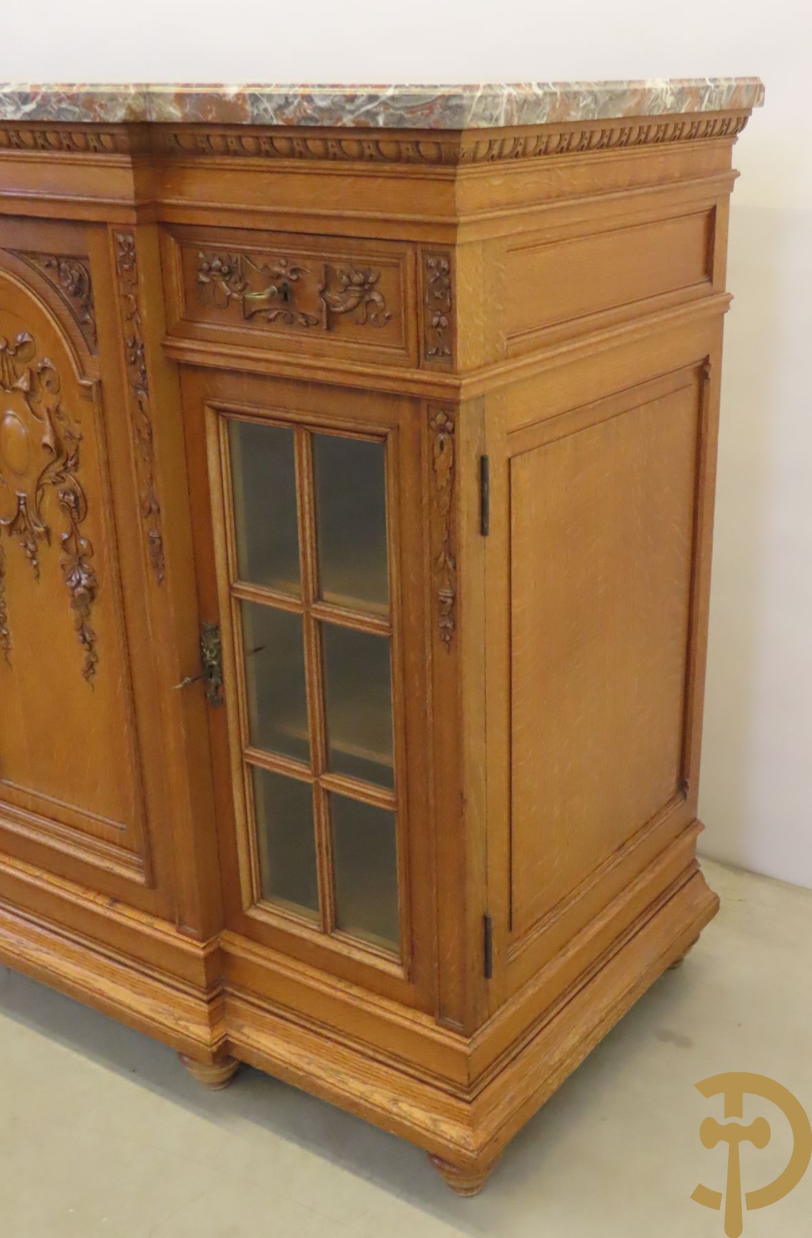 Massief eiken dressoir met zijdelingse vitrines, midden 2 gesculpteerde deuren met accanthusranken en bloemen, boven met 2 lades en marmeren blad, °1900