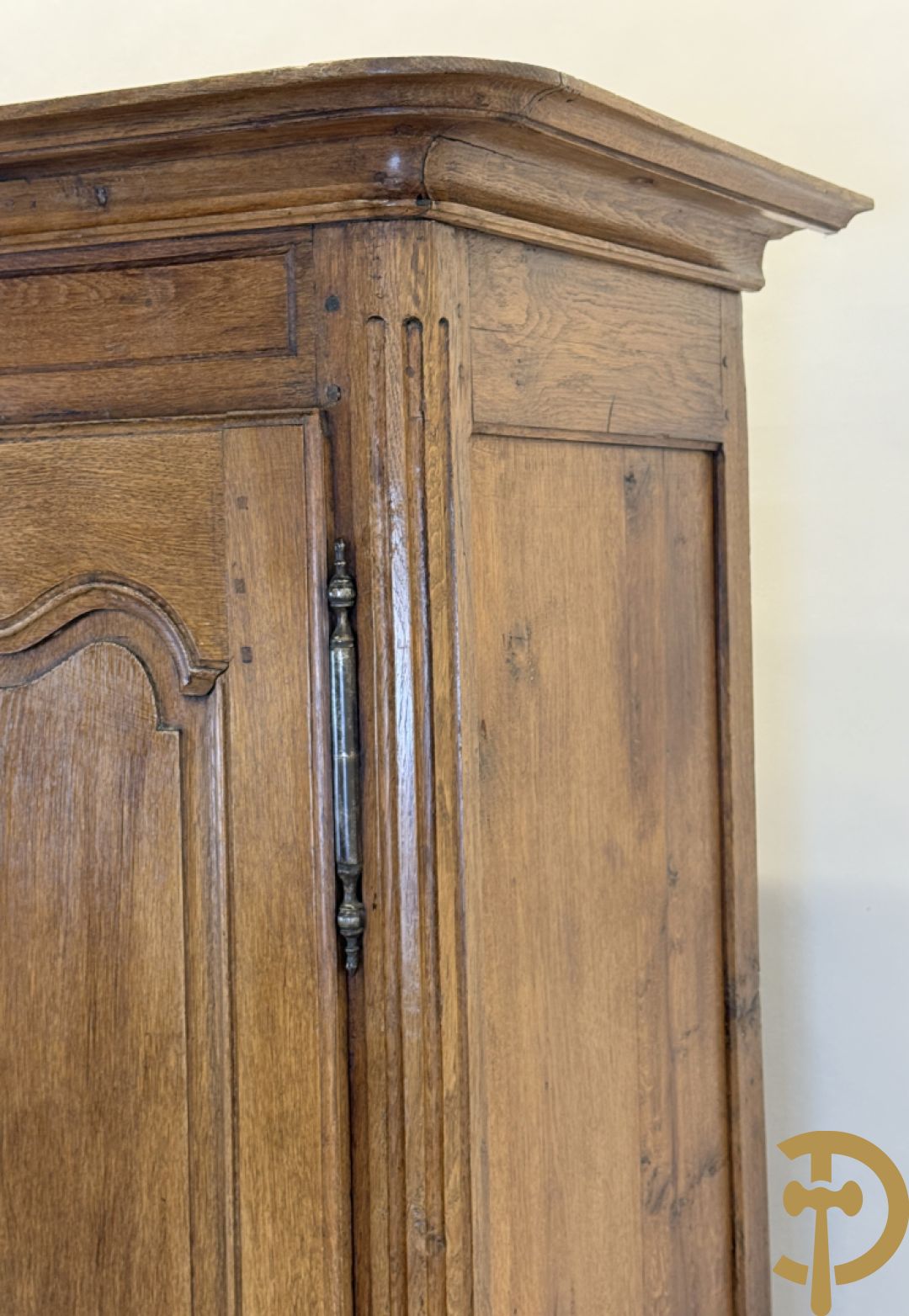 Massief eiken tweedeurskast met afgestoken panelen en gecanneleerde afgeronde hoeken